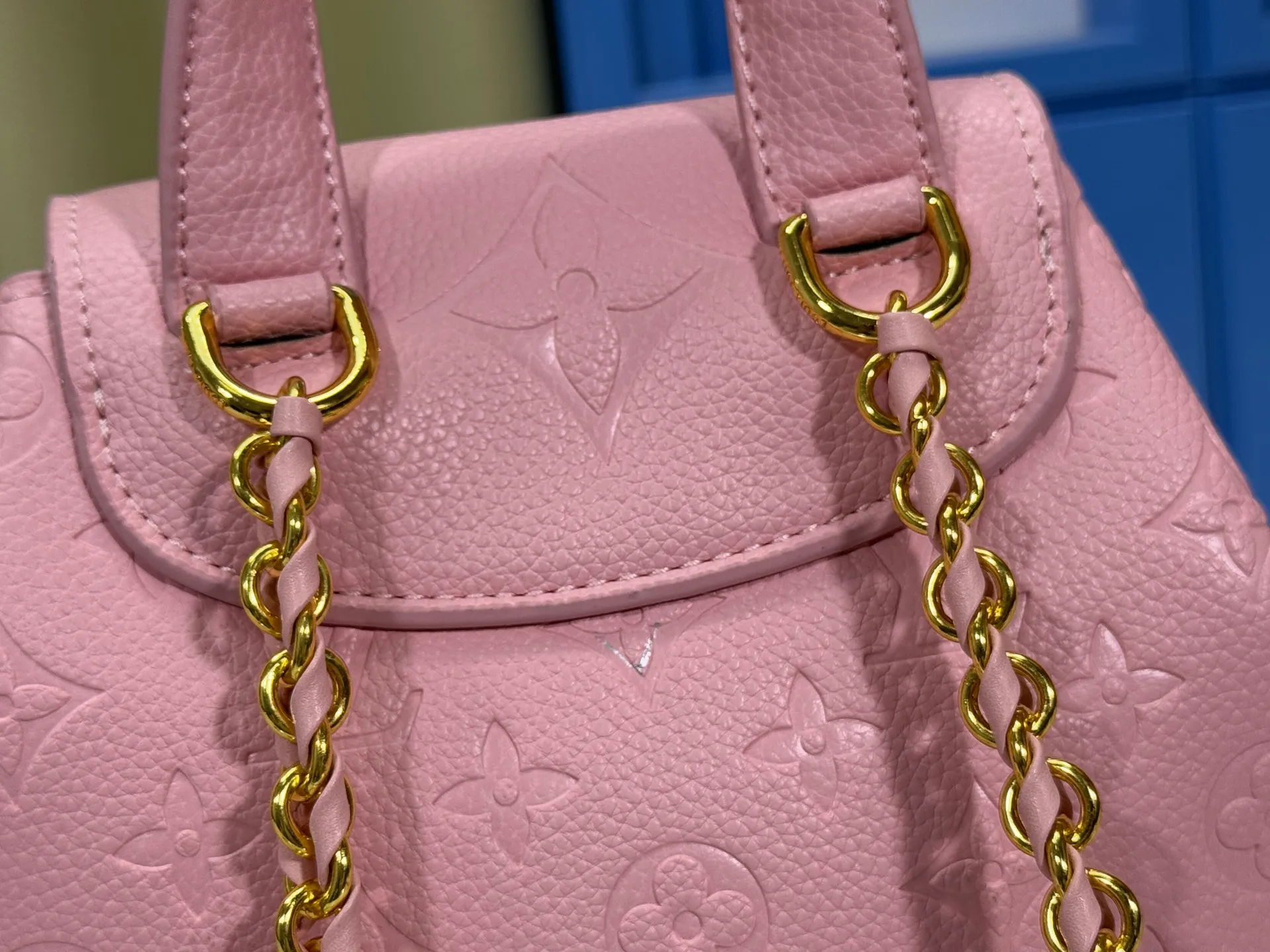 P260 Upgraded original M12987 M47074 M47072 M47106 This Backup backpack reinterprets the fresh tones of the LV Milky Way series with soft touches, using Monogram Empreinte leather with elegant metal hardware. Multiple pockets designed to easily store large wallets and travel essentials. Dimensions: 20.0 x 22.0 x 14.0 cm (length x height x width)