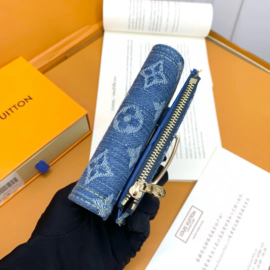 💰160 💎Top quality 🇫🇷 [zippy zipper wallet] Light blue (denim denim) This zippy zipper wallet is reinterpreted with Monogram jacquard denim, using weaving technology to reinterpret Louis Vuitton's iconic Monogram Dld pattern, and create a stonewashed effect. Trimmed in cowhide, this classic wallet features a secure full zipper, three large internal compartments, multiple pockets and 12 credit card slots. Model: M82959 Size: 12*9.5*1.5cm