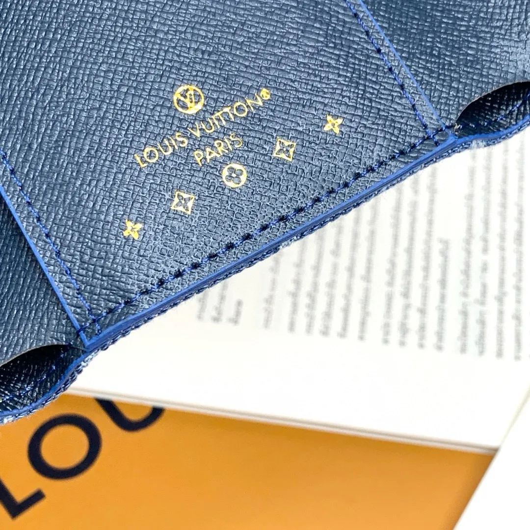 💰160 💎Top quality 🇫🇷 [zippy zipper wallet] Light blue (denim denim) This zippy zipper wallet is reinterpreted with Monogram jacquard denim, using weaving technology to reinterpret Louis Vuitton's iconic Monogram Dld pattern, and create a stonewashed effect. Trimmed in cowhide, this classic wallet features a secure full zipper, three large internal compartments, multiple pockets and 12 credit card slots. Model: M82959 Size: 12*9.5*1.5cm