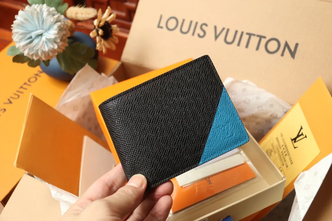 M30982 MULTIPLE WALLET💰280 This Multiple wallet uses traditional inlays, meticulously splicing Taïga leather, and then injects contemporary colors with V-shaped inlays to pay tribute to Louis Vuitton's heritage of craftsmanship. Equipped with card slots and compartments, it is a daily companion for modern people. 11.5 x 9 x 1.5 cm