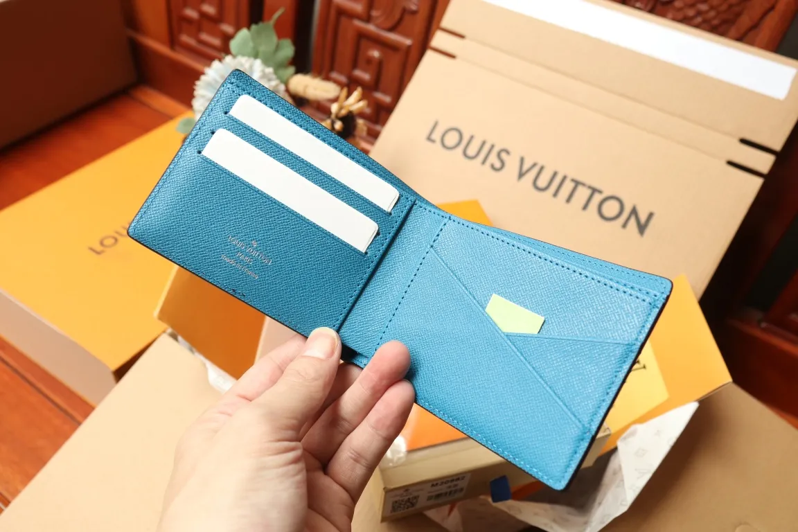 M30982 MULTIPLE WALLET💰280 This Multiple wallet uses traditional inlays, meticulously splicing Taïga leather, and then injects contemporary colors with V-shaped inlays to pay tribute to Louis Vuitton's heritage of craftsmanship. Equipped with card slots and compartments, it is a daily companion for modern people. 11.5 x 9 x 1.5 cm