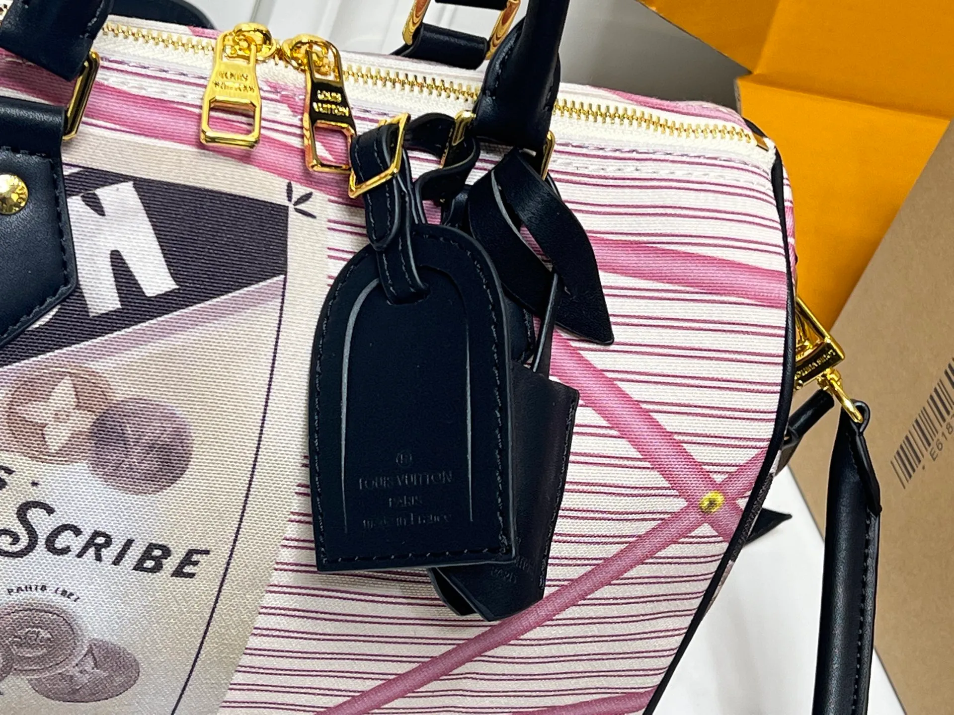 Batch 320💰M18076 M15159 M25766 M13344 Catwalk model This Speedy Soft 30 is from the LV Travels With Grace Coddlington series. It is made of rich-toned cow leather with gold hardware and interesting embossed shapes. Removable name tag features Grace Coddington's handwriting. Size: 30X21X17 cm