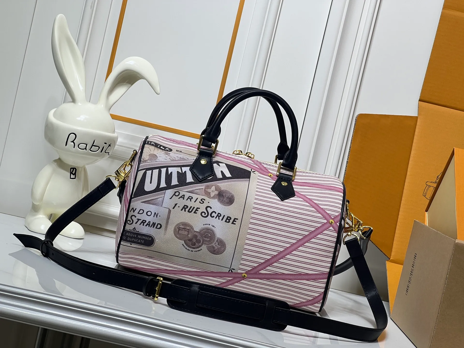Batch 320💰M18076 M15159 M25766 M13344 Catwalk model This Speedy Soft 30 is from the LV Travels With Grace Coddlington series. It is made of rich-toned cow leather with gold hardware and interesting embossed shapes. Removable name tag features Grace Coddington's handwriting. Size: 30X21X17 cm