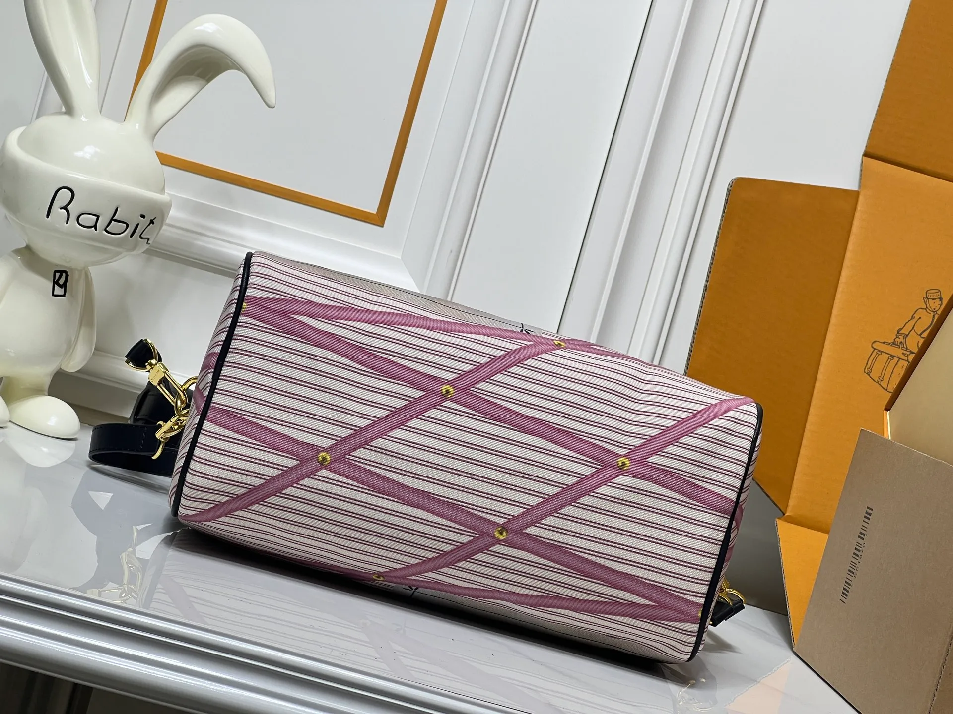 Batch 320💰M18076 M15159 M25766 M13344 Catwalk model This Speedy Soft 30 is from the LV Travels With Grace Coddlington series. It is made of rich-toned cow leather with gold hardware and interesting embossed shapes. Removable name tag features Grace Coddington's handwriting. Size: 30X21X17 cm
