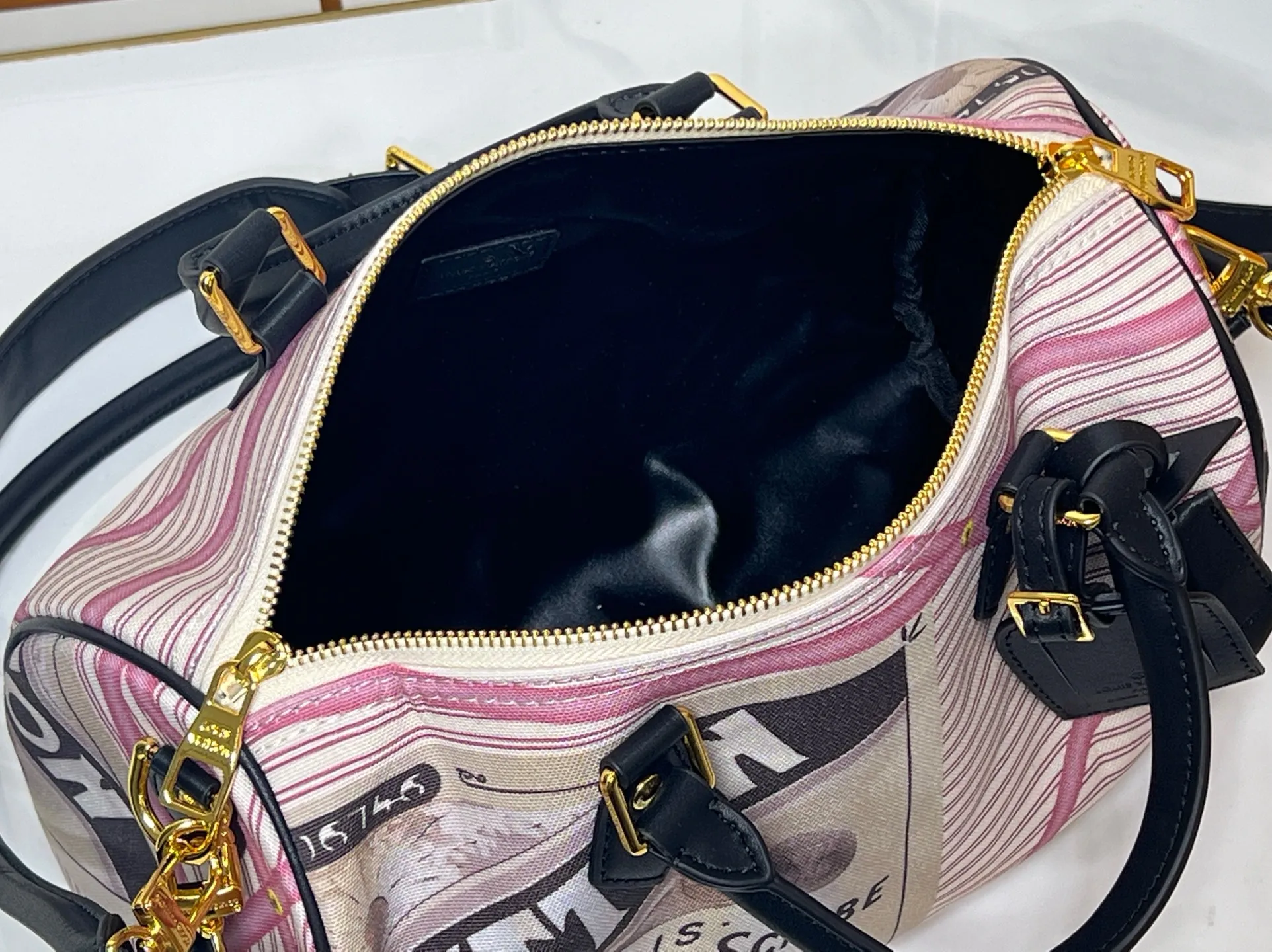 Batch 320💰M18076 M15159 M25766 M13344 Catwalk model This Speedy Soft 30 is from the LV Travels With Grace Coddlington series. It is made of rich-toned cow leather with gold hardware and interesting embossed shapes. Removable name tag features Grace Coddington's handwriting. Size: 30X21X17 cm