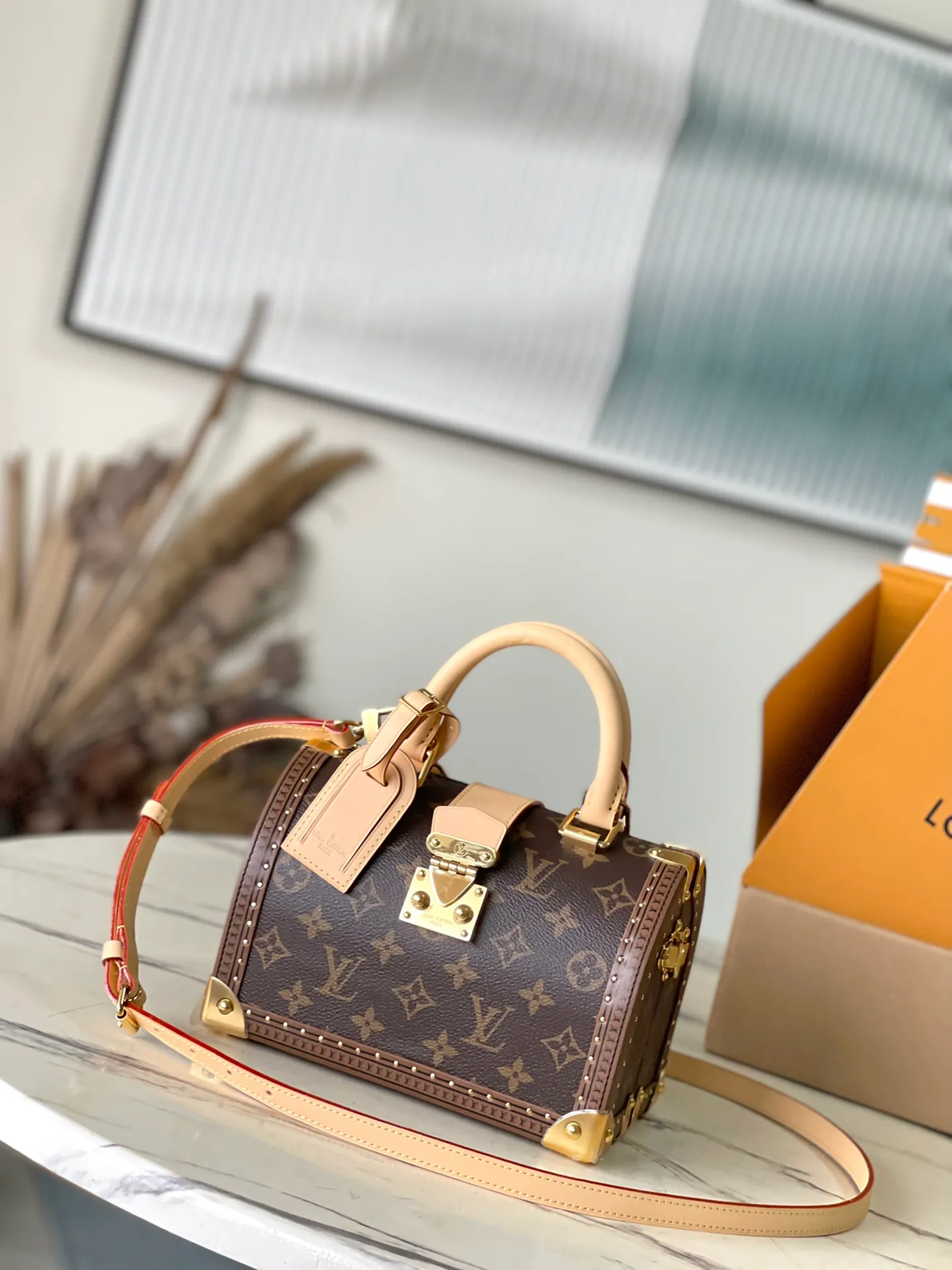 💰1800 (Steel Hardware) Top Original Order M11154 This lconic Speedy20 handbag incorporates all brand hard box elements, from trim to metal corners, every detail is presented. The detachable and adjustable shoulder strap embellishes the exquisite shape, adding an elegant addition to the hard case handbag family. Dimensions: 21 × 15 × 13 cm