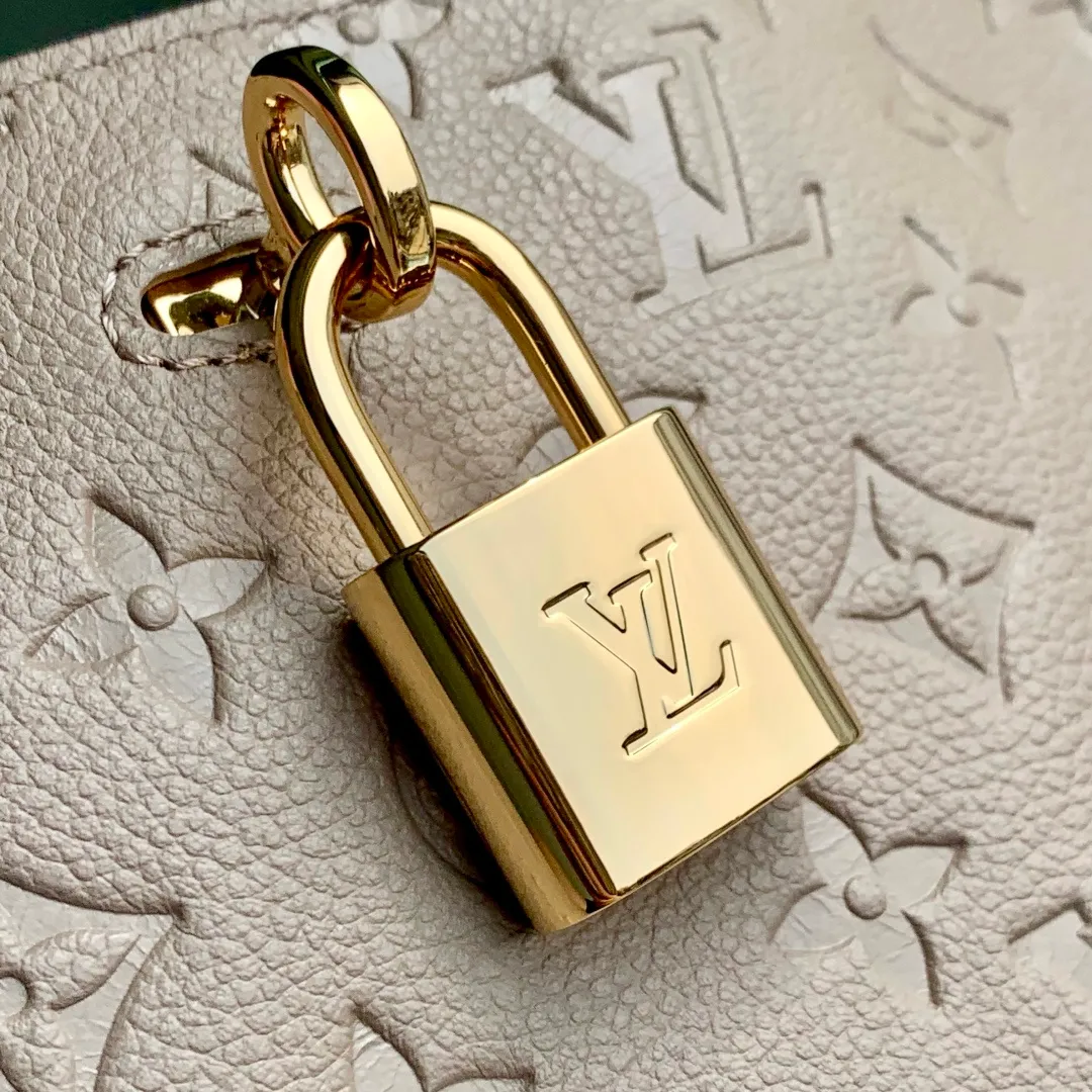 💰1300 (top layer leather) top original single M14658 gray, this Anytime medium handbag traces back to the Promenade handbag that was born in 1988, making it a good choice for daily commuting and weekend travel. The Monogram Empreinte leather bag is embellished with shiny metal hardware, and the LV padlock can be hung from the sliding chain shoulder strap, making it easy to explore a variety of styling possibilities and carrying methods. 27 x 14 x 42 cm (height x width x length)