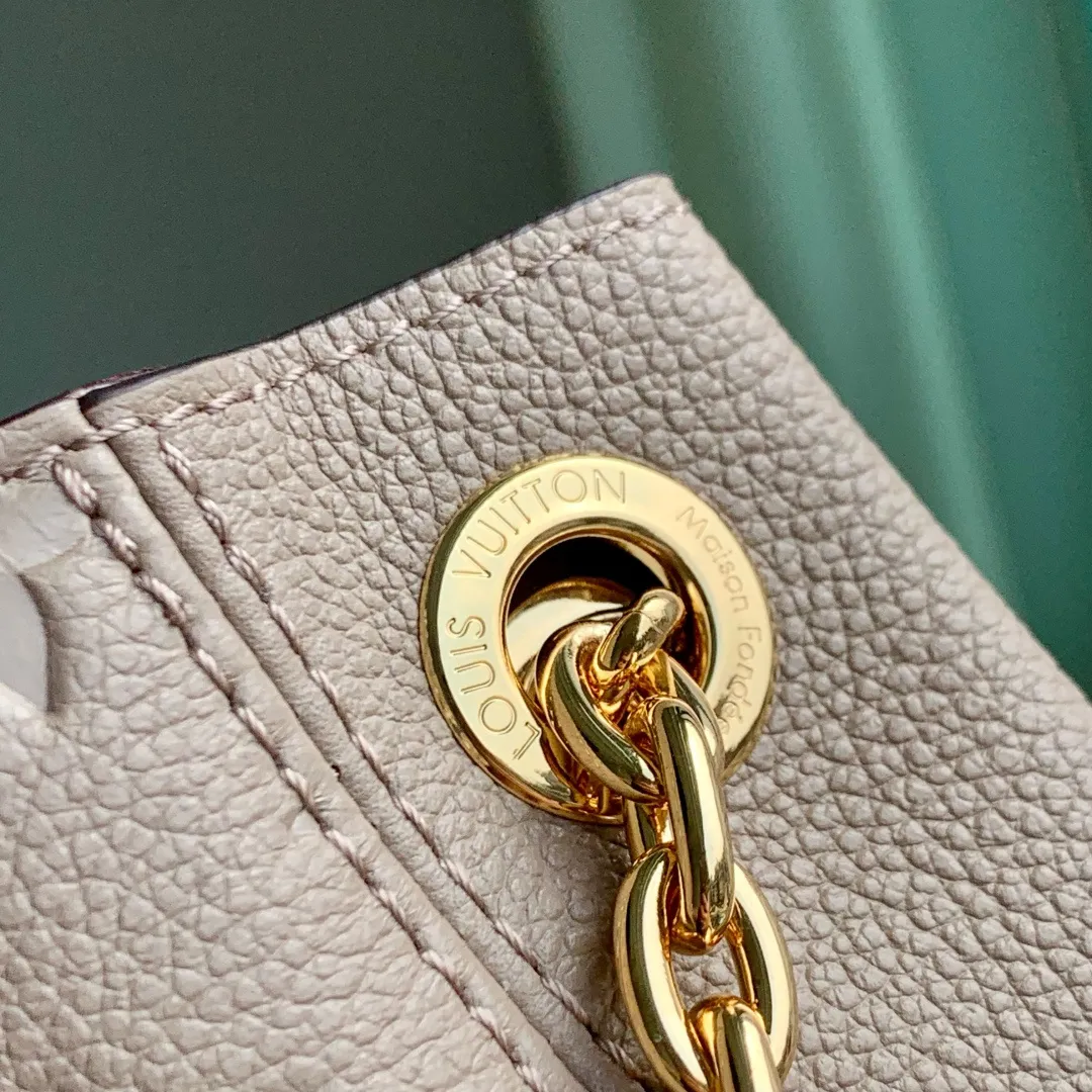 💰1300 (top layer leather) top original single M14658 gray, this Anytime medium handbag traces back to the Promenade handbag that was born in 1988, making it a good choice for daily commuting and weekend travel. The Monogram Empreinte leather bag is embellished with shiny metal hardware, and the LV padlock can be hung from the sliding chain shoulder strap, making it easy to explore a variety of styling possibilities and carrying methods. 27 x 14 x 42 cm (height x width x length)