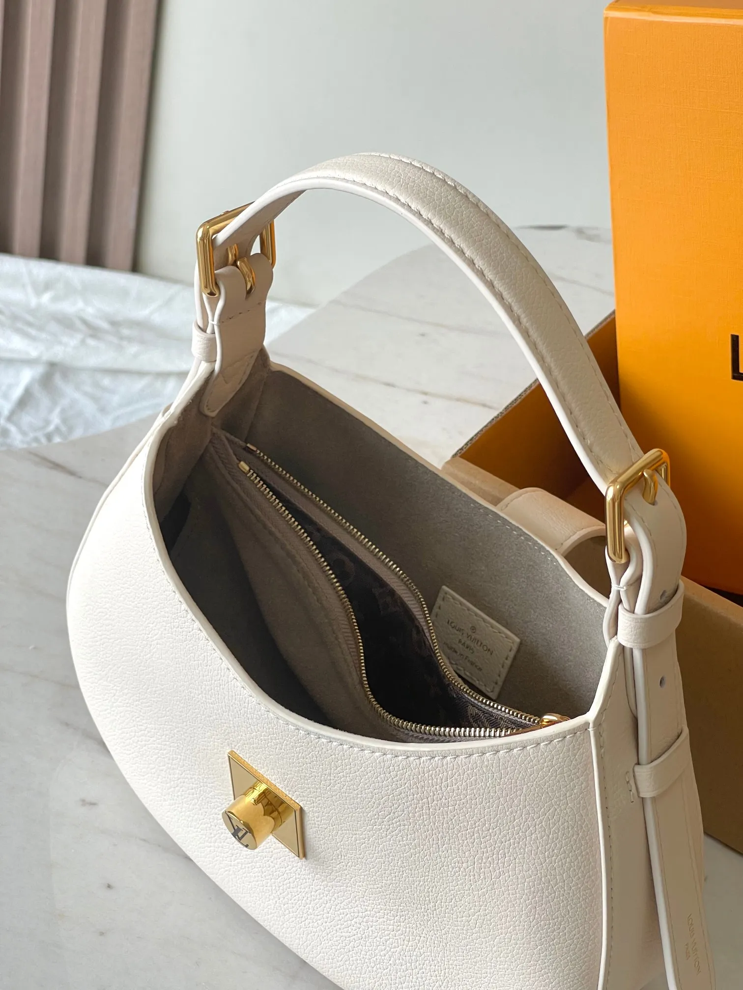 P2080 [Special grade MB chip version original leather] This Low Key Shoulder Bag once again proves the brand's exquisite craftsmanship with its gorgeous design. Soft cowhide leather is dip-dyed in a neutral color, with adjustable shoulder straps and suede lining for a sophisticated feel, while a classic LV padlock keeps your belongings safe. Model: M24990 white dynamic chip version Material: Grade A all-steel hardware, imported original fabric Packaging: full set of original factory duty-free MB packaging Size: 26*18*7CM