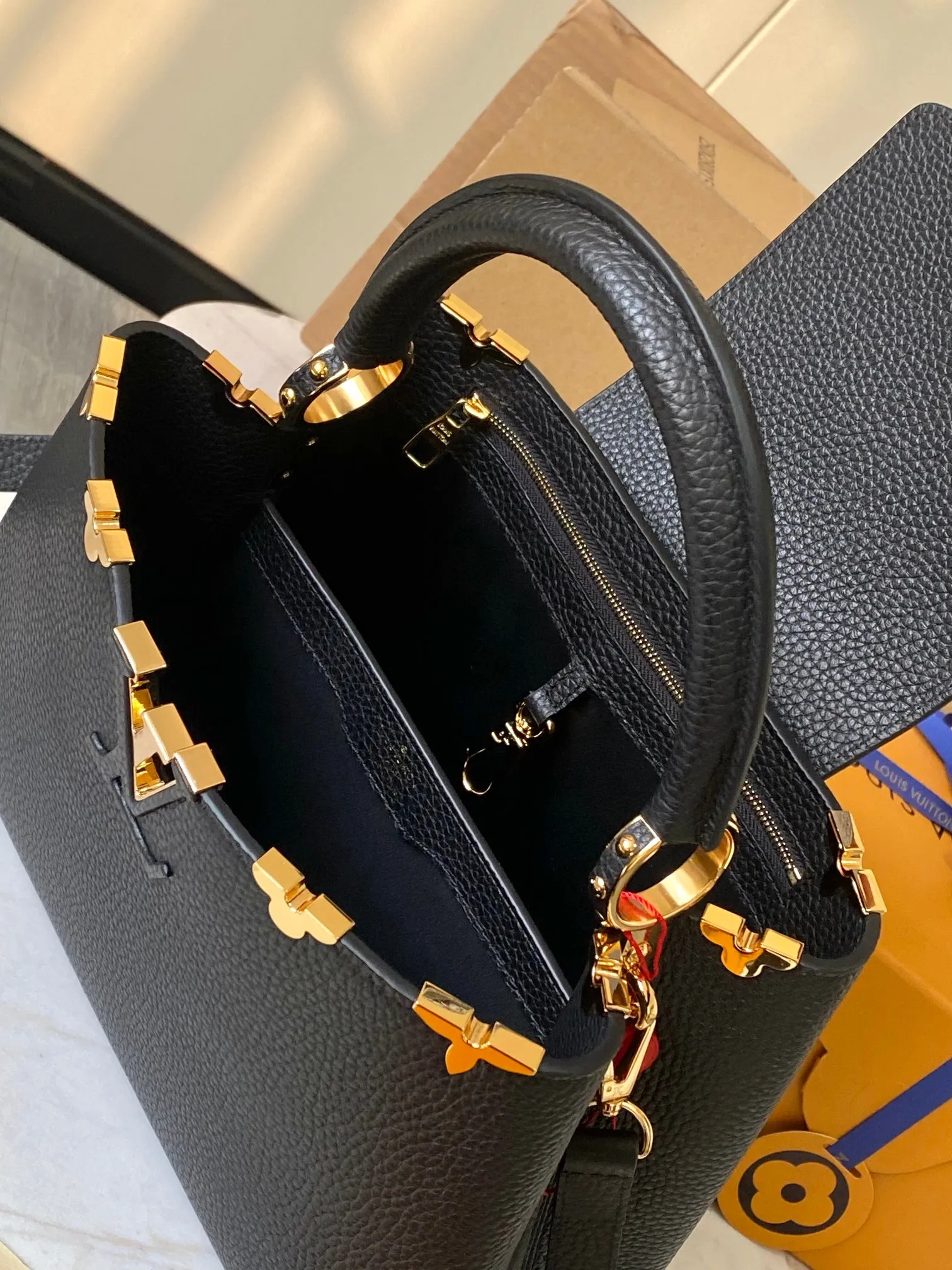 P2700 [Special quality original leather💋 M23332 black upgraded hardware] Capucines medium handbag, this Capucines Flower Crown handbag is made of full-grain Taurillon leather embellished with Monogram flowers. Each flower is made of exquisite shells. The LV logo and flowers echo each other, giving this feminine handbag a jewel-like luster. Use the detachable shoulder strap cleverly to switch between shoulder and crossbody styles! Size: 31.5 * 20 * 11Cm