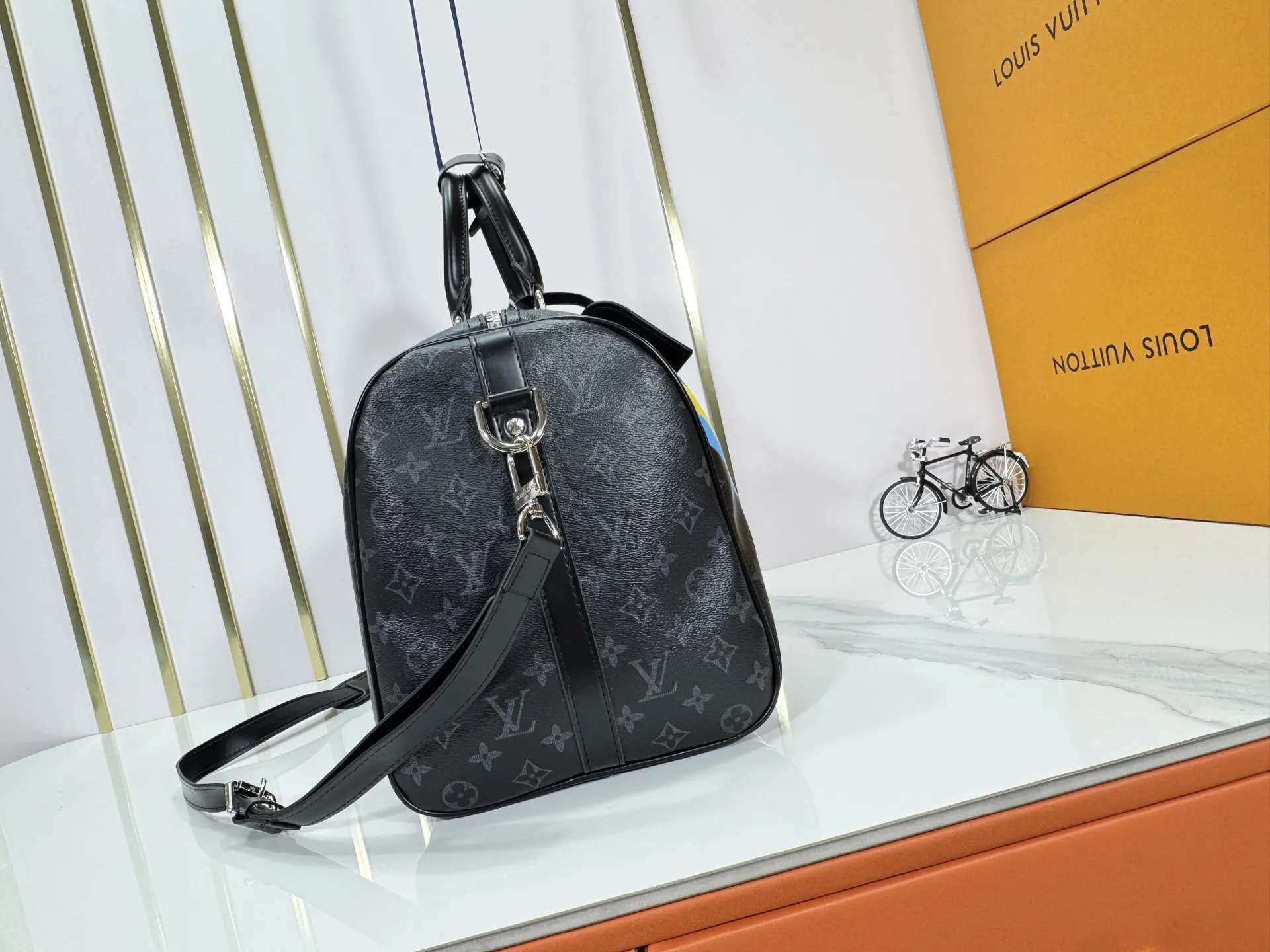 P340 upgraded original M01949 M41418 M40569 M45604 M40605 Keepall 45 travel bag, made of the new iconic black and gray Monogram Eclipse canvas. Since 1930, the Keepall series of bags has accompanied generations of travelers traveling around the world. Featuring multiple comfortable leather handles, a strap for casual cross-body carry and a shiny padlock, this updated travel bag is the ideal companion for short trips. Dimensions: 45.0 x 27.0 x 20.0 cm