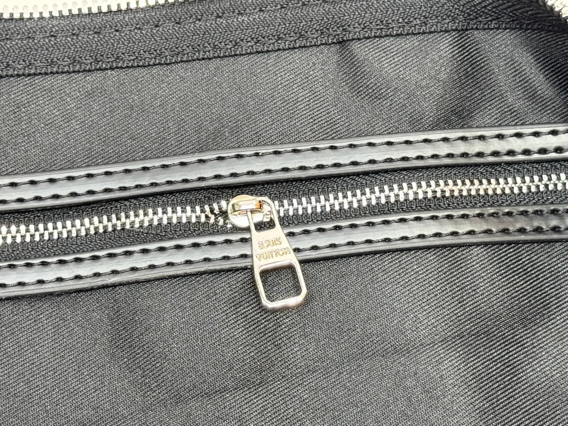 P340 upgraded original M01949 M41418 M40569 M45604 M40605 Keepall 45 travel bag, made of the new iconic black and gray Monogram Eclipse canvas. Since 1930, the Keepall series of bags has accompanied generations of travelers traveling around the world. Featuring multiple comfortable leather handles, a strap for casual cross-body carry and a shiny padlock, this updated travel bag is the ideal companion for short trips. Dimensions: 45.0 x 27.0 x 20.0 cm