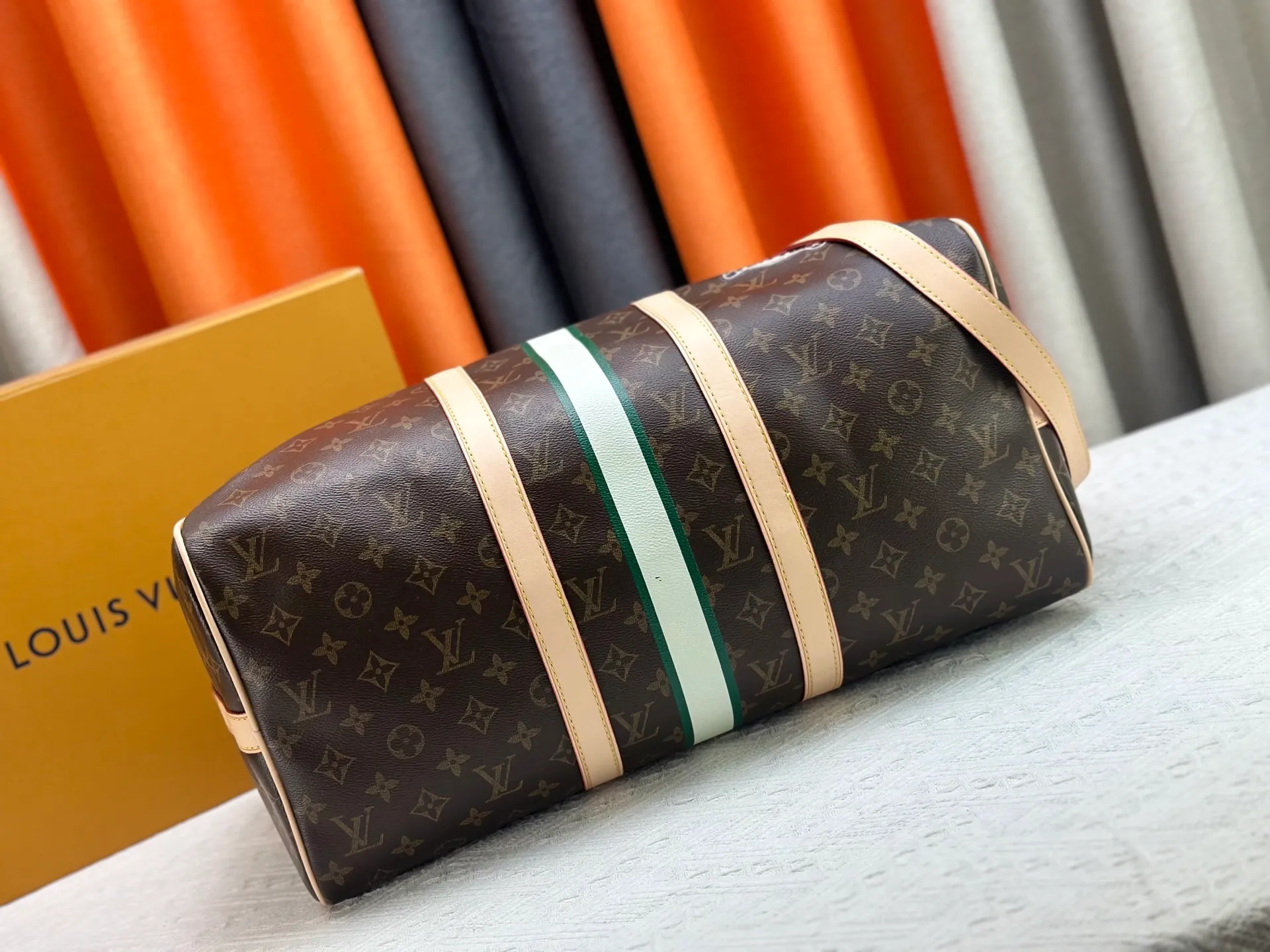 P340 upgraded original M01949 M41418 M40569 M45604 M40605 Keepall 45 travel bag, made of the new iconic black and gray Monogram Eclipse canvas. Since 1930, the Keepall series of bags has accompanied generations of travelers traveling around the world. Featuring multiple comfortable leather handles, a strap for casual cross-body carry and a shiny padlock, this updated travel bag is the ideal companion for short trips. Dimensions: 45.0 x 27.0 x 20.0 cm