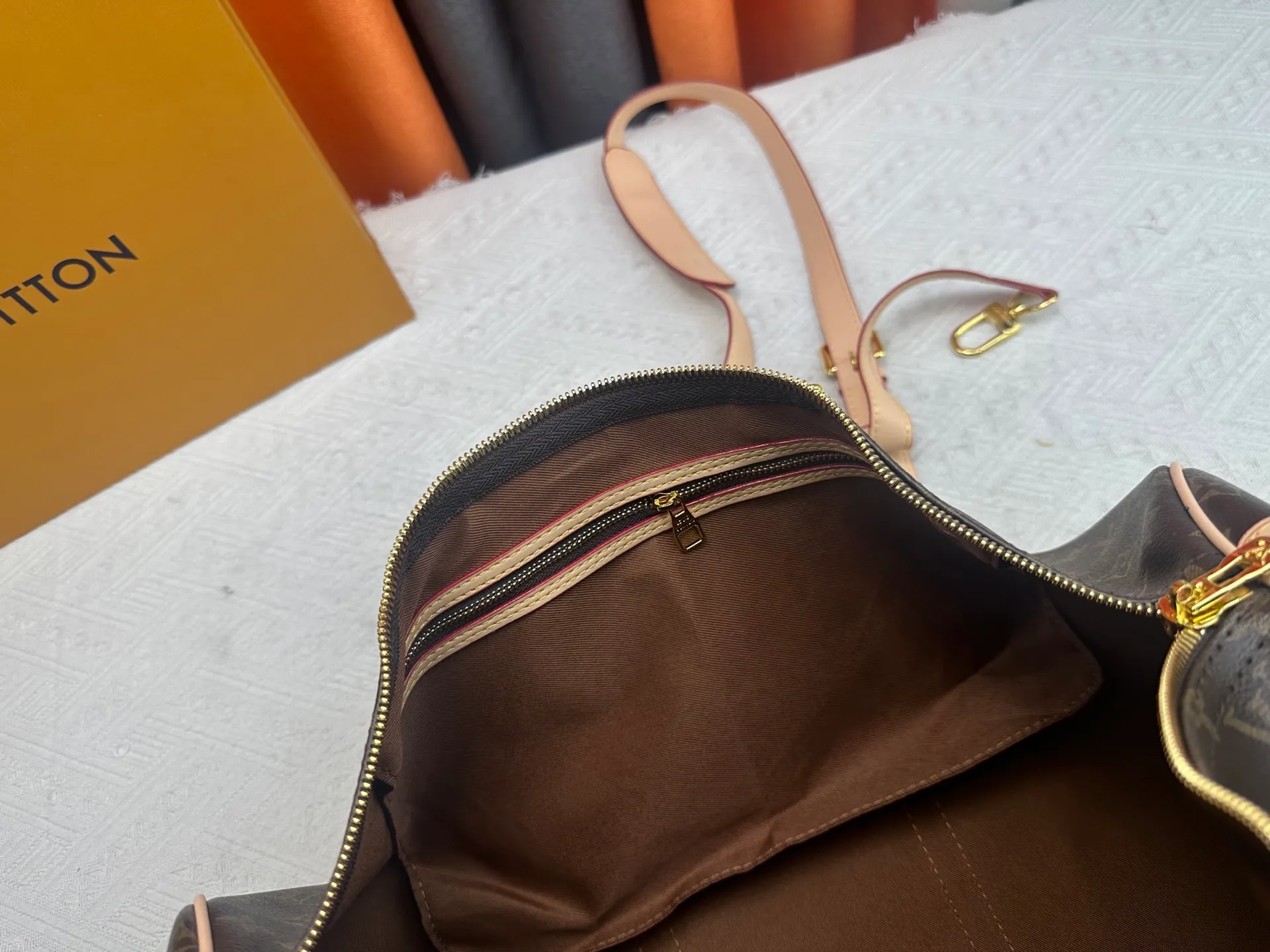 P340 upgraded original M01949 M41418 M40569 M45604 M40605 Keepall 45 travel bag, made of the new iconic black and gray Monogram Eclipse canvas. Since 1930, the Keepall series of bags has accompanied generations of travelers traveling around the world. Featuring multiple comfortable leather handles, a strap for casual cross-body carry and a shiny padlock, this updated travel bag is the ideal companion for short trips. Dimensions: 45.0 x 27.0 x 20.0 cm