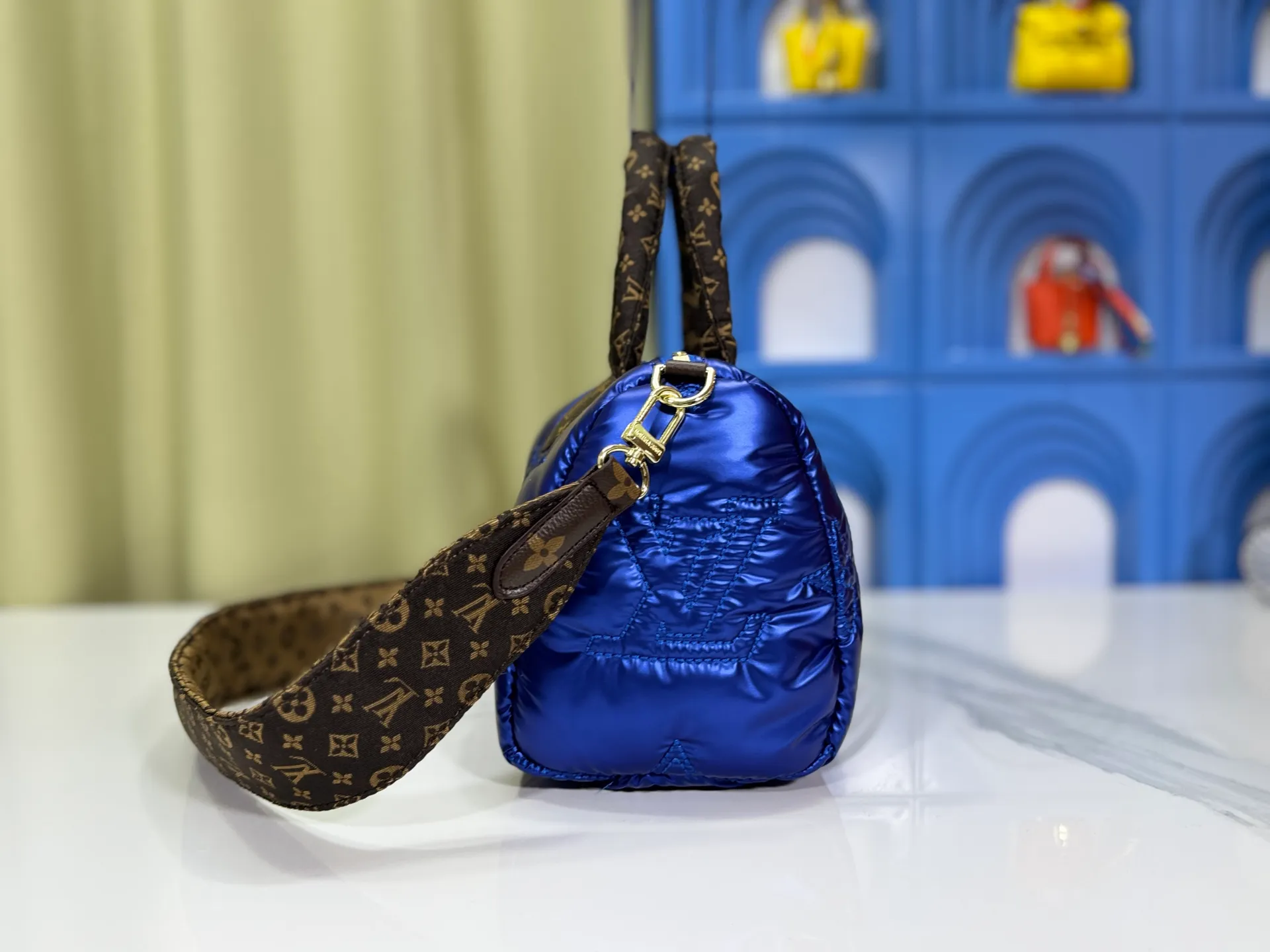 P240 upgraded original M21061 M20937 M59008 This LV Pillow Speedy Bandoulière 25 handbag injects a cool attitude into the brand's classic configuration. Recycled padded nylon has a matte sheen, with Monogram embroidery and Mini Monogram canvas trim. The top handle and shoulder strap are both padded, making it softer, warmer and more comfortable to carry. Dimensions: 25.0 x 19.0 x 15.0 cm (length x height x width)