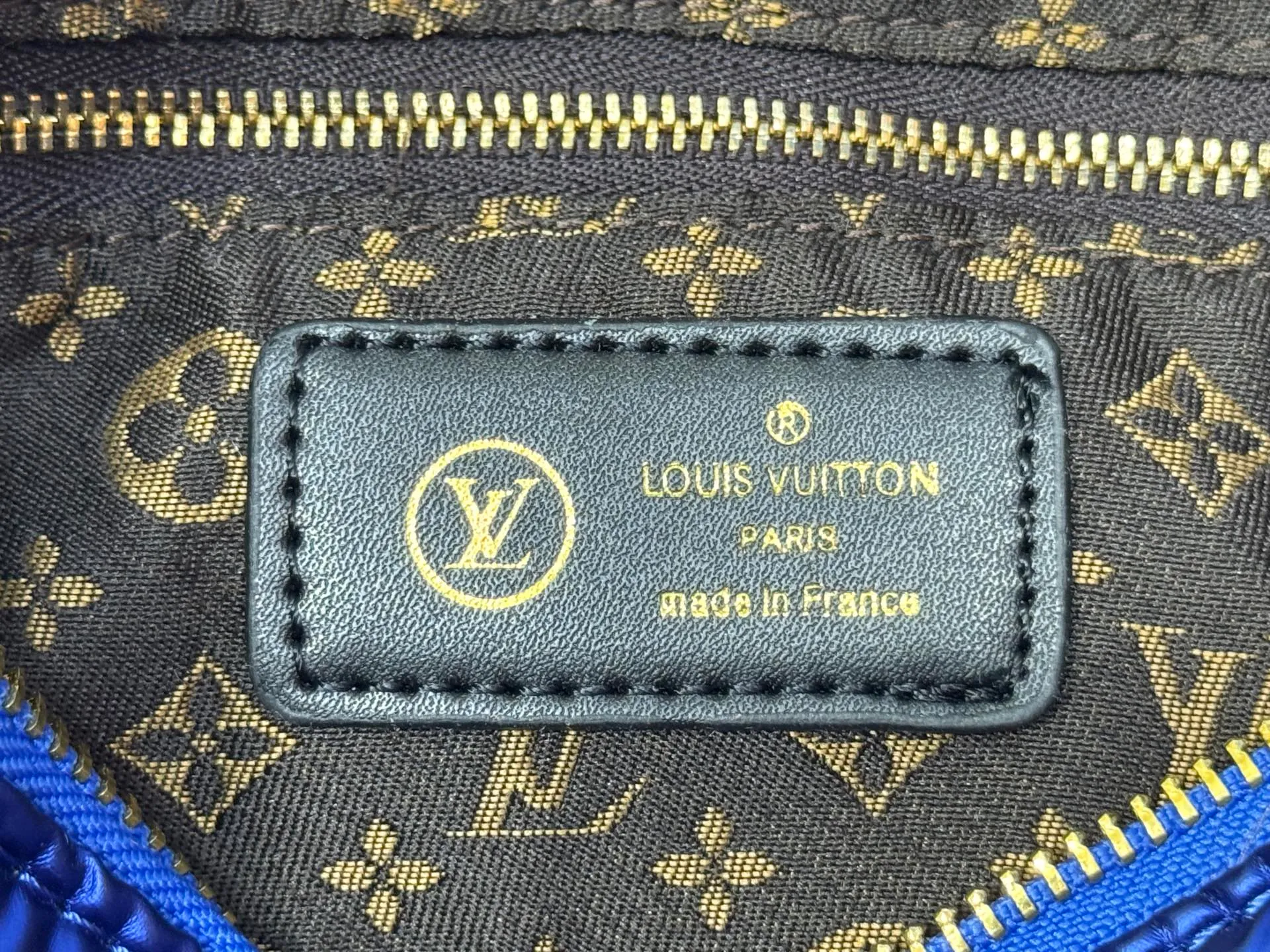 P240 upgraded original M21061 M20937 M59008 This LV Pillow Speedy Bandoulière 25 handbag injects a cool attitude into the brand's classic configuration. Recycled padded nylon has a matte sheen, with Monogram embroidery and Mini Monogram canvas trim. The top handle and shoulder strap are both padded, making it softer, warmer and more comfortable to carry. Dimensions: 25.0 x 19.0 x 15.0 cm (length x height x width)