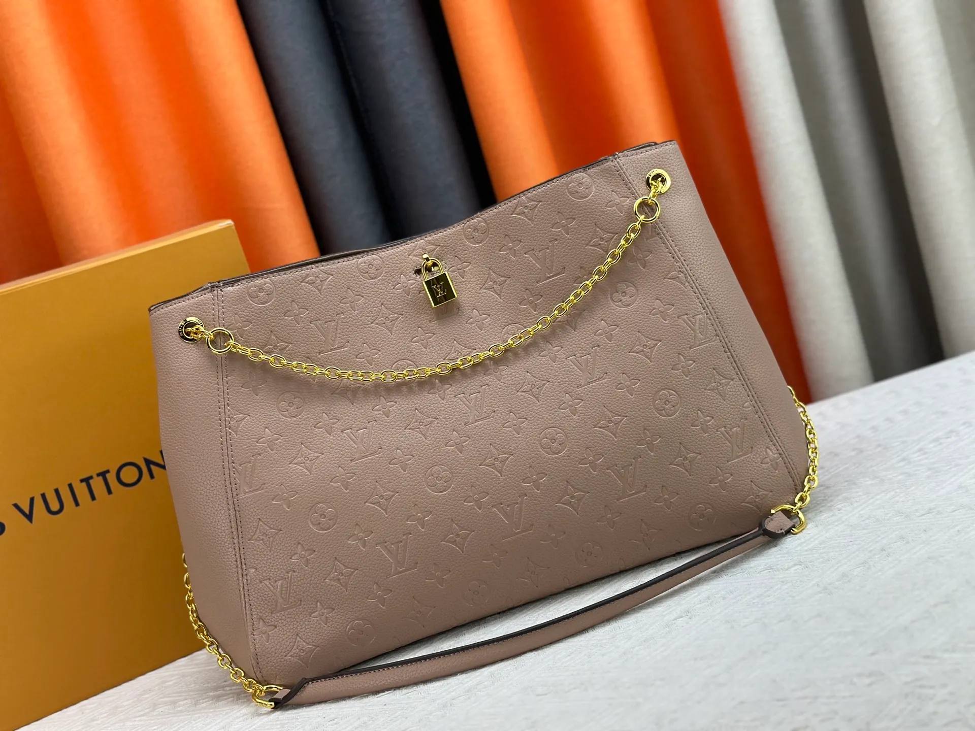 P280 P260 Model No. M14414 M14659 M14234 M This Anytime medium handbag recalls the Promenade handbag that was born in 1988, making it a perfect choice for daily commuting and weekend outings. The Monogram Empreinte leather bag is embellished with shiny metal hardware, and the LV padlock can be hung from the sliding chain shoulder strap, making it easy to explore a variety of styling possibilities and carrying methods. Cow leather - Cow leather trim - Fabric lining - Metal hardware - Magnetic closure - Decorative padlock - Large front pocket - Zipper pocket - Can hold a 13-inch laptop, 6.7-inch smartphone, Sarah long wallet, notebook, sunglasses and keys - Chain: sliding to adjust, not removable! ! Model: M14658; Size: large 42x27x14CM, small 20×13×34cm