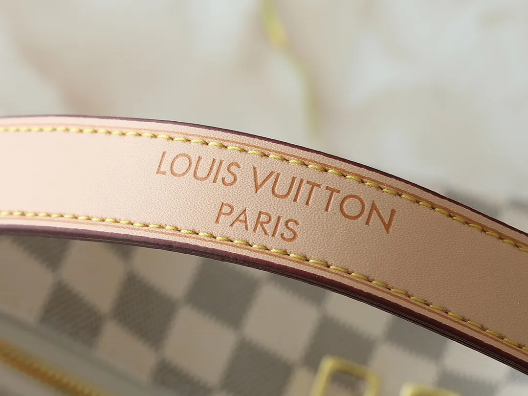 💰240💰Upgraded original N00126 M11952 M12098 This small Slouchy handbag is made of Louis Vuitton's classic Monogram canvas. It has a unique silhouette that can be used as a shoulder or a hand carry to suit various occasions such as business office or weekend travel. Brand-new padlocks and name tags mark the new season, highlighting the brand’s long heritage and exquisite craftsmanship. Dimensions: 33.0 x 22.0 x 9.0 cm (length x height x width)