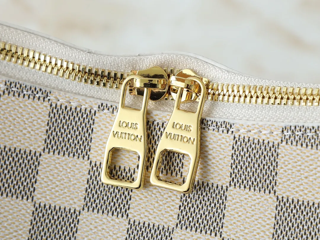 💰240💰Upgraded original N00126 M11952 M12098 This small Slouchy handbag is made of Louis Vuitton's classic Monogram canvas. It has a unique silhouette that can be used as a shoulder or a hand carry to suit various occasions such as business office or weekend travel. Brand-new padlocks and name tags mark the new season, highlighting the brand’s long heritage and exquisite craftsmanship. Dimensions: 33.0 x 22.0 x 9.0 cm (length x height x width)