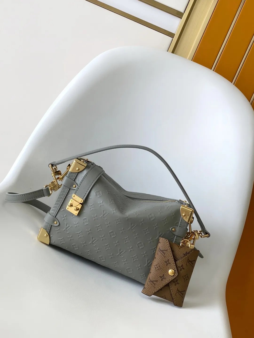 💰1380 (first-grain leather) Top original order M25062 Top original order Dynamic 163c This 25 early autumn series comes with a small bag. The Side Trunk medium handbag comes from the Monogram Bold series, showing artistic director Nicolas Ghesquière's creative interpretation of Louis Vuitton's classic luggage. The smooth cowhide leather body is embossed with the Monogram pattern, and the metal corners and S-lock buckle add a signature touch. The long detachable shoulder strap allows for flexible carrying. 23.5 x 16.0 x 8.5 cm (L x H x W) • Cow leather • Cow leather trim • Textile lining • Metal hardware • Zip closure with S-lock • Holds a 6.7" smartphone, headphones, Zippy long wallet, lipstick and keys • Shoulder strap: removable, adjustable • Half-length strap: 45.0 cm • Half-length strap adjustable to: 55.0 cm • Handle: single handle, removable