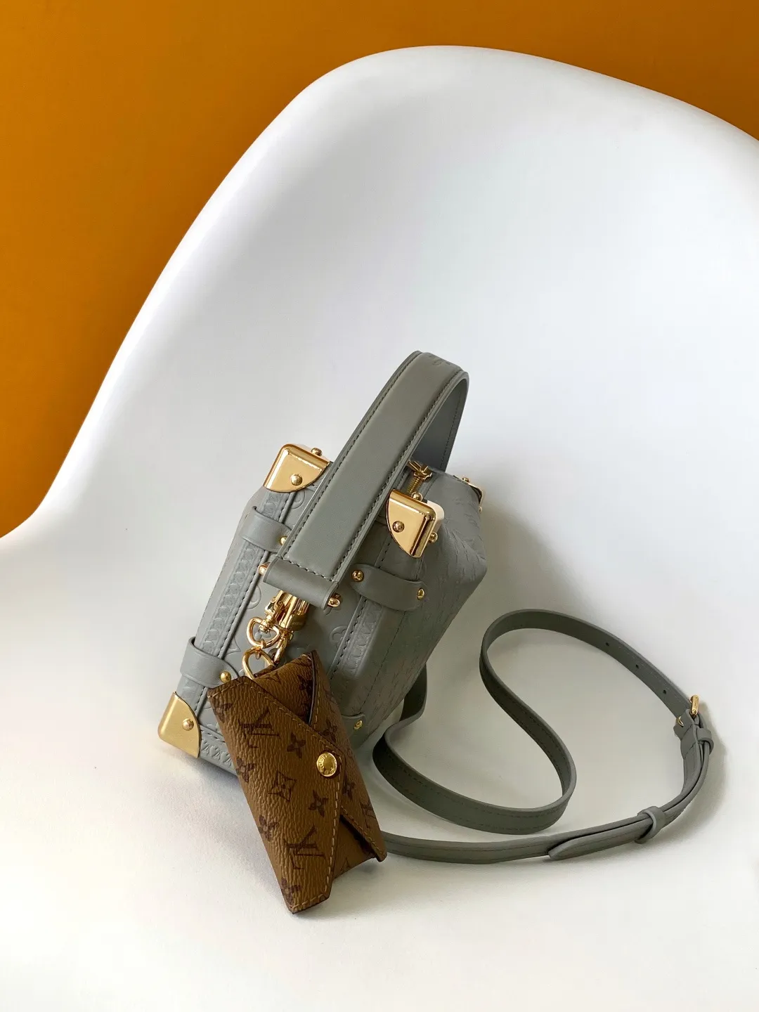 💰1380 (first-grain leather) Top original order M25062 Top original order Dynamic 163c This 25 early autumn series comes with a small bag. The Side Trunk medium handbag comes from the Monogram Bold series, showing artistic director Nicolas Ghesquière's creative interpretation of Louis Vuitton's classic luggage. The smooth cowhide leather body is embossed with the Monogram pattern, and the metal corners and S-lock buckle add a signature touch. The long detachable shoulder strap allows for flexible carrying. 23.5 x 16.0 x 8.5 cm (L x H x W) • Cow leather • Cow leather trim • Textile lining • Metal hardware • Zip closure with S-lock • Holds a 6.7" smartphone, headphones, Zippy long wallet, lipstick and keys • Shoulder strap: removable, adjustable • Half-length strap: 45.0 cm • Half-length strap adjustable to: 55.0 cm • Handle: single handle, removable