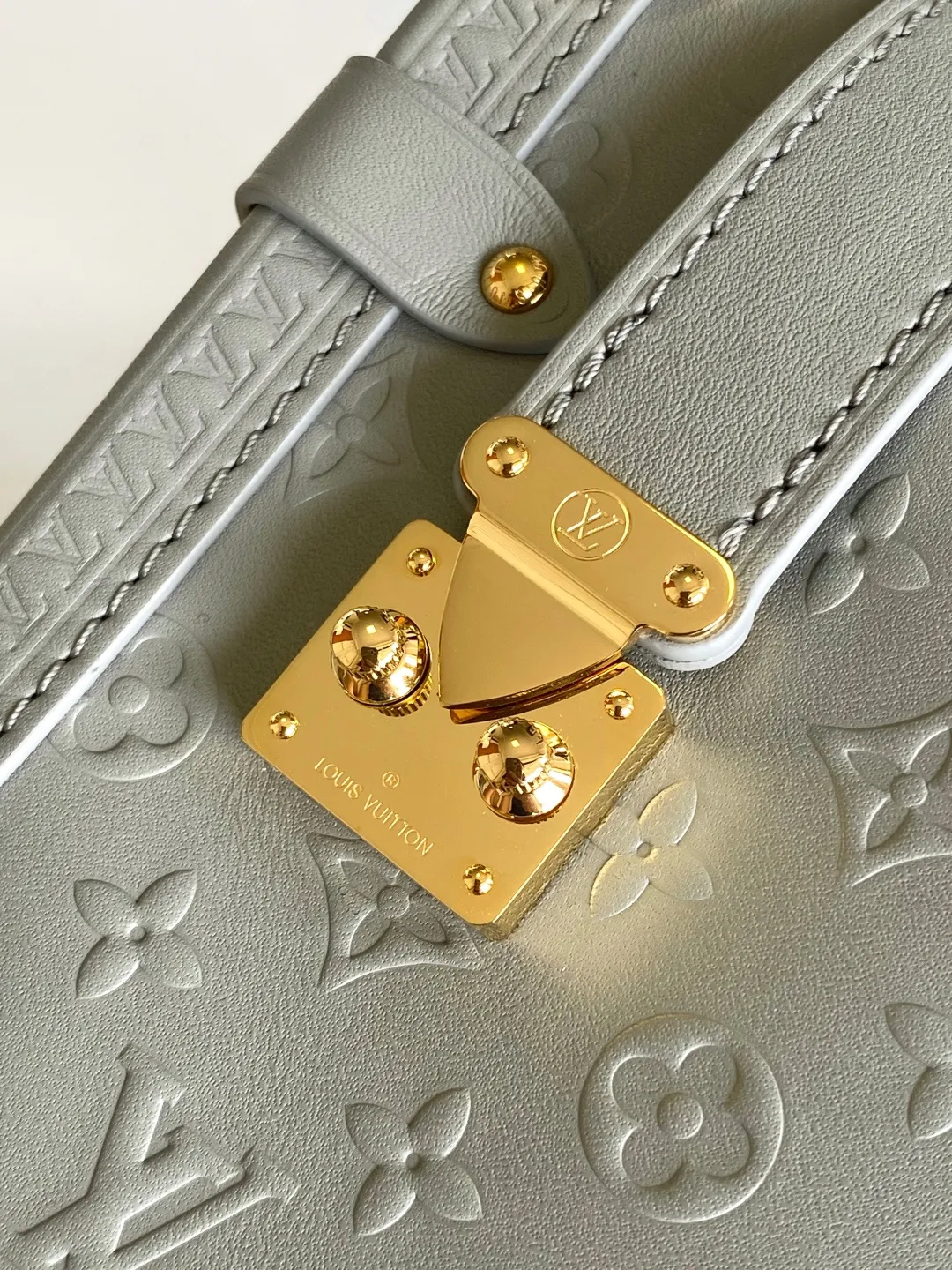 💰1380 (first-grain leather) Top original order M25062 Top original order Dynamic 163c This 25 early autumn series comes with a small bag. The Side Trunk medium handbag comes from the Monogram Bold series, showing artistic director Nicolas Ghesquière's creative interpretation of Louis Vuitton's classic luggage. The smooth cowhide leather body is embossed with the Monogram pattern, and the metal corners and S-lock buckle add a signature touch. The long detachable shoulder strap allows for flexible carrying. 23.5 x 16.0 x 8.5 cm (L x H x W) • Cow leather • Cow leather trim • Textile lining • Metal hardware • Zip closure with S-lock • Holds a 6.7" smartphone, headphones, Zippy long wallet, lipstick and keys • Shoulder strap: removable, adjustable • Half-length strap: 45.0 cm • Half-length strap adjustable to: 55.0 cm • Handle: single handle, removable