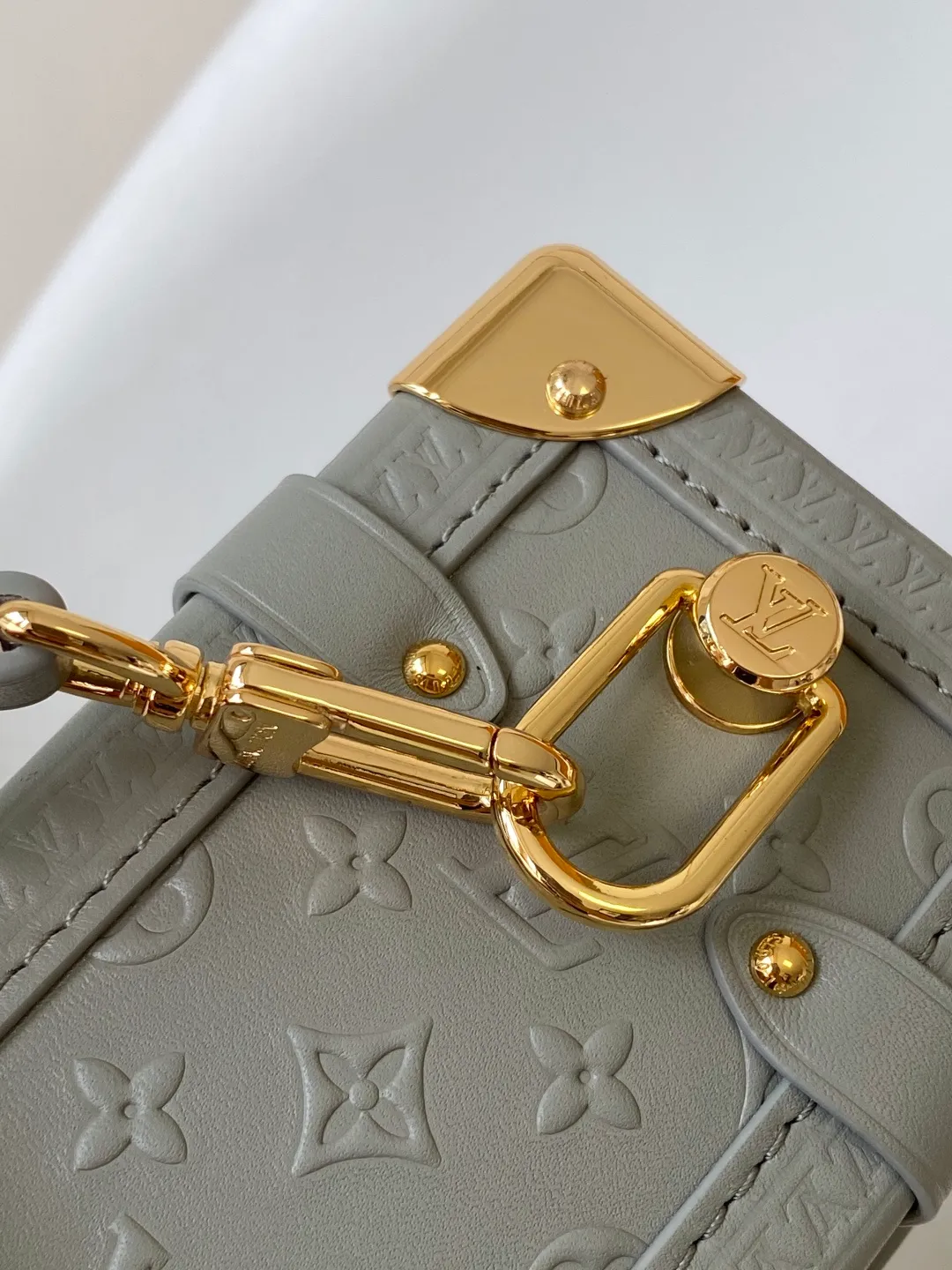 💰1380 (first-grain leather) Top original order M25062 Top original order Dynamic 163c This 25 early autumn series comes with a small bag. The Side Trunk medium handbag comes from the Monogram Bold series, showing artistic director Nicolas Ghesquière's creative interpretation of Louis Vuitton's classic luggage. The smooth cowhide leather body is embossed with the Monogram pattern, and the metal corners and S-lock buckle add a signature touch. The long detachable shoulder strap allows for flexible carrying. 23.5 x 16.0 x 8.5 cm (L x H x W) • Cow leather • Cow leather trim • Textile lining • Metal hardware • Zip closure with S-lock • Holds a 6.7" smartphone, headphones, Zippy long wallet, lipstick and keys • Shoulder strap: removable, adjustable • Half-length strap: 45.0 cm • Half-length strap adjustable to: 55.0 cm • Handle: single handle, removable