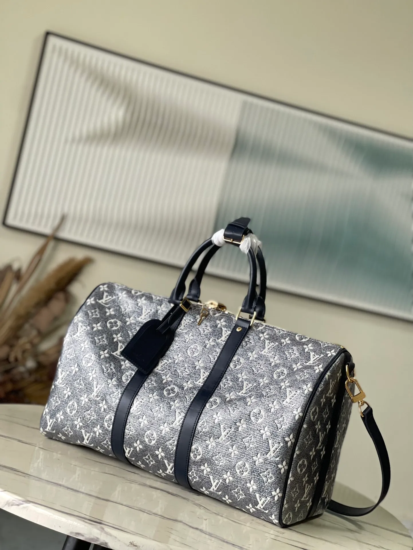 💰1540 Top-quality original M22923 blue (colorful) with seasonal monoglam fabric to create an eye-catching shape. The fabric is made from monogram jacquard canvas woven with cotton and decorative threads, and is coated with a metallic sheen. The fabric's holographic tones change color under the light, and the leather trim creates a three-dimensional, sculptural quality. Size: 45*27*20cm