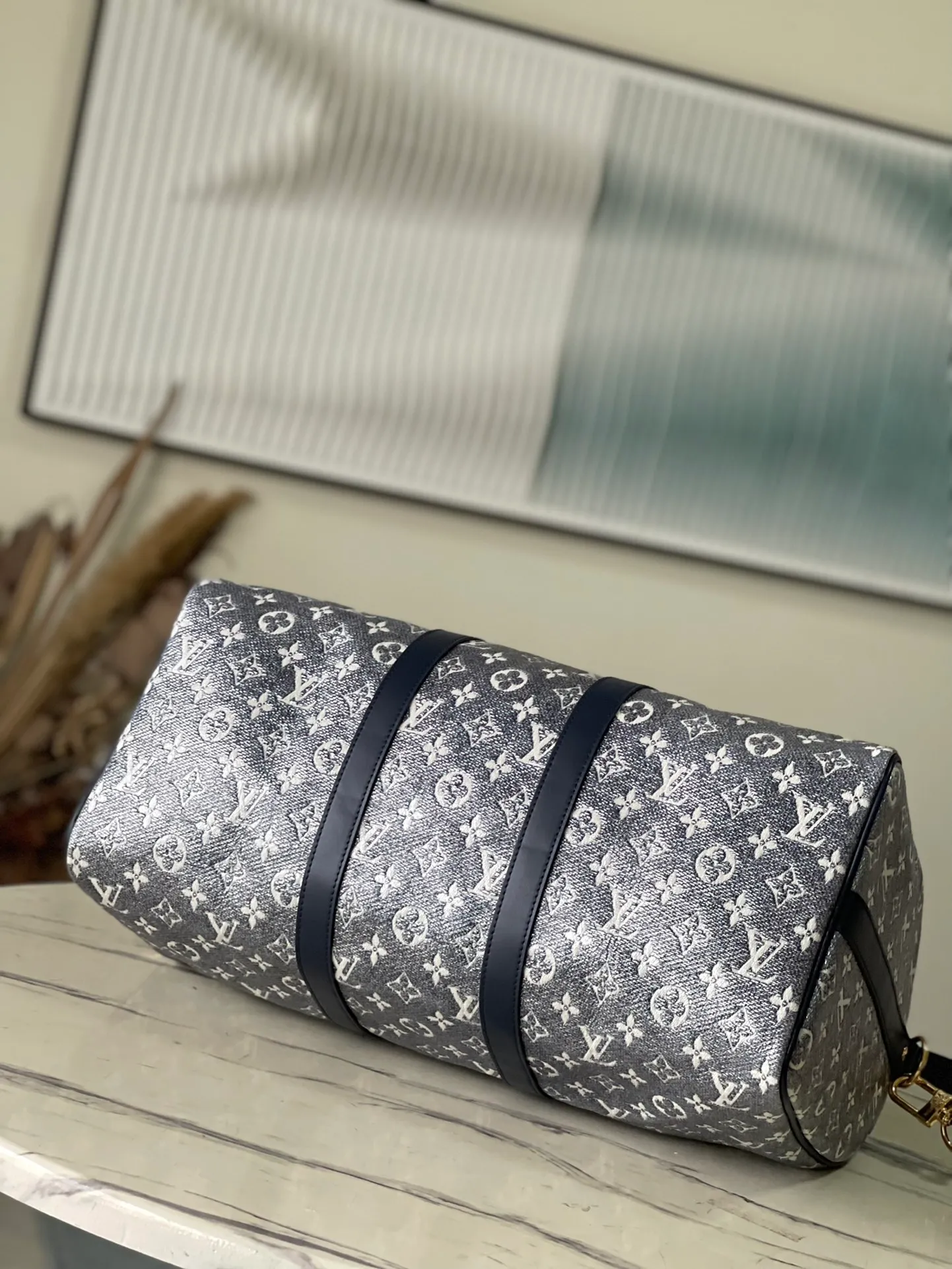 💰1540 Top-quality original M22923 blue (colorful) with seasonal monoglam fabric to create an eye-catching shape. The fabric is made from monogram jacquard canvas woven with cotton and decorative threads, and is coated with a metallic sheen. The fabric's holographic tones change color under the light, and the leather trim creates a three-dimensional, sculptural quality. Size: 45*27*20cm
