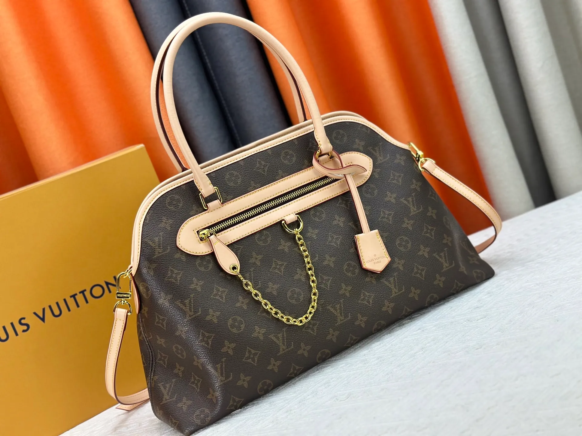 P320 Upgraded original M15208 M25774 This Louis Vuitton Ever More PM handbag is made of classic Monogram canvas, with light-colored cowhide trim, and is decorated with a metal chain and padlock design. It can be carried as a handbag or on the shoulder. It is the brand's modern interpretation of retro bags, integrating classic elements and contemporary design, showing an elegant retro style in the 2025 retro trend. It is suitable for daily commuting, leisure and other occasions. It is a fashionable and practical item. Dimensions: 44.0 x 27.5 x 14.0 cm