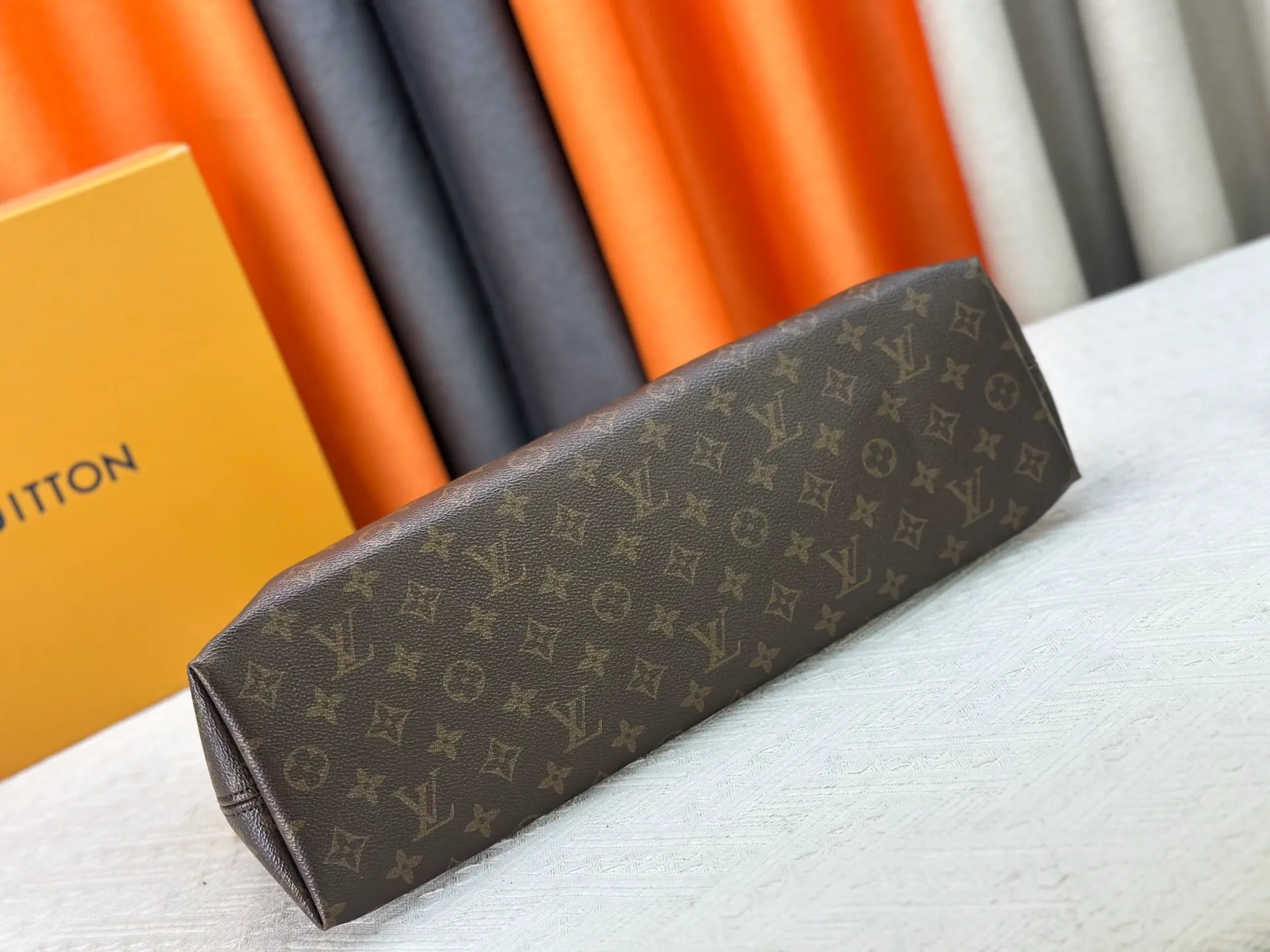 P320 Upgraded original M15208 M25774 This Louis Vuitton Ever More PM handbag is made of classic Monogram canvas, with light-colored cowhide trim, and is decorated with a metal chain and padlock design. It can be carried as a handbag or on the shoulder. It is the brand's modern interpretation of retro bags, integrating classic elements and contemporary design, showing an elegant retro style in the 2025 retro trend. It is suitable for daily commuting, leisure and other occasions. It is a fashionable and practical item. Dimensions: 44.0 x 27.5 x 14.0 cm