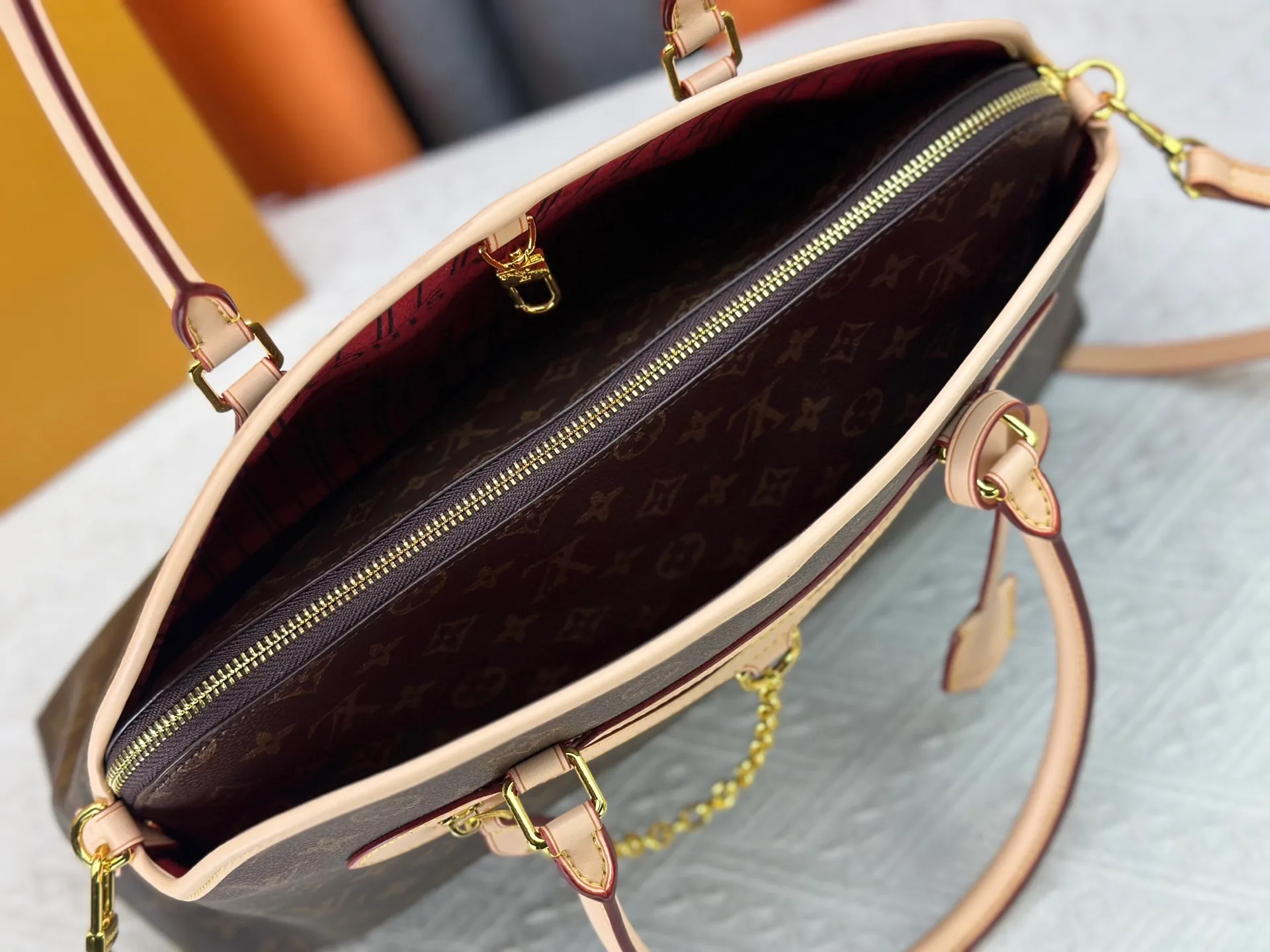 P320 Upgraded original M15208 M25774 This Louis Vuitton Ever More PM handbag is made of classic Monogram canvas, with light-colored cowhide trim, and is decorated with a metal chain and padlock design. It can be carried as a handbag or on the shoulder. It is the brand's modern interpretation of retro bags, integrating classic elements and contemporary design, showing an elegant retro style in the 2025 retro trend. It is suitable for daily commuting, leisure and other occasions. It is a fashionable and practical item. Dimensions: 44.0 x 27.5 x 14.0 cm