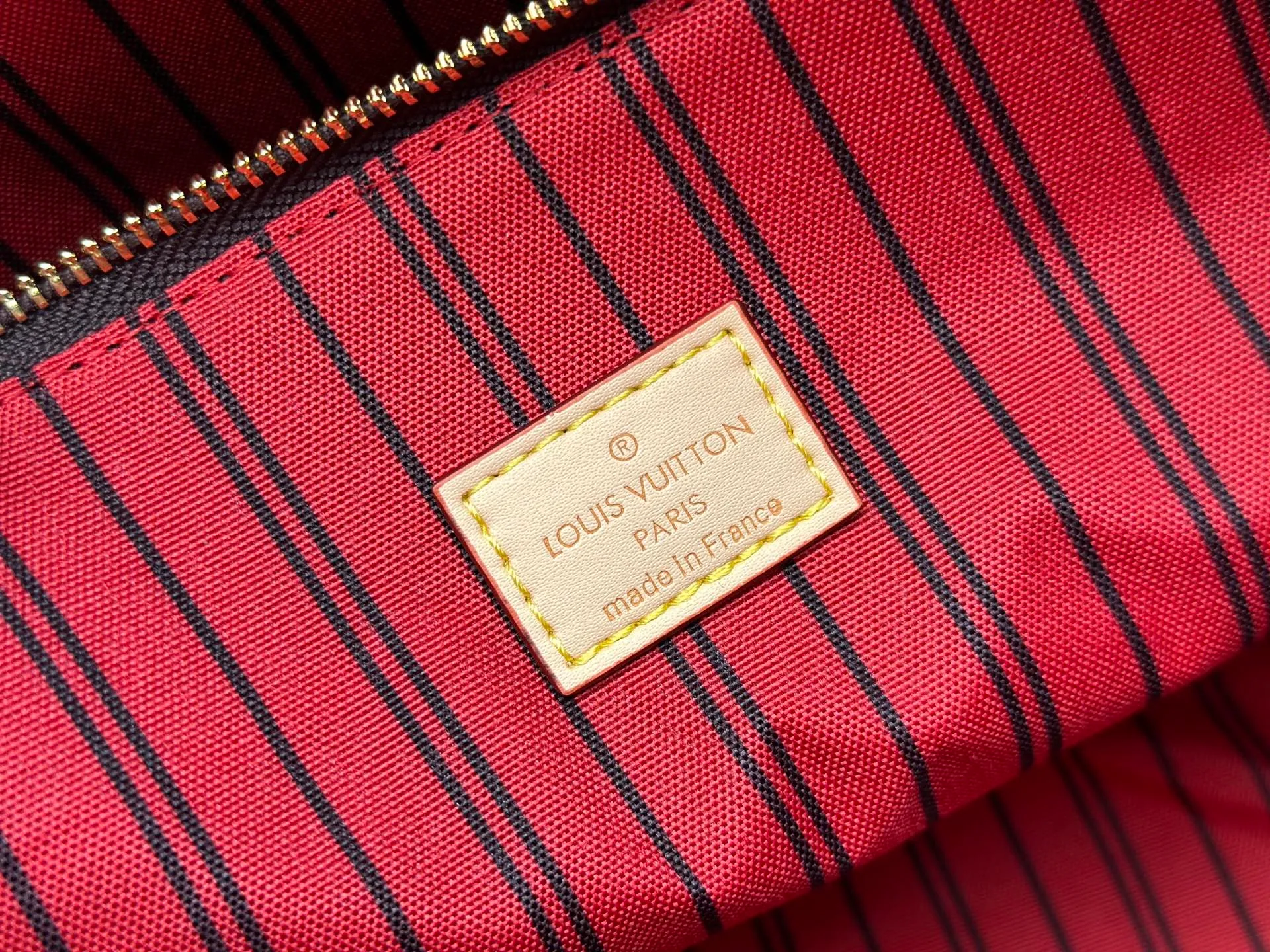 P320 Upgraded original M15208 M25774 This Louis Vuitton Ever More PM handbag is made of classic Monogram canvas, with light-colored cowhide trim, and is decorated with a metal chain and padlock design. It can be carried as a handbag or on the shoulder. It is the brand's modern interpretation of retro bags, integrating classic elements and contemporary design, showing an elegant retro style in the 2025 retro trend. It is suitable for daily commuting, leisure and other occasions. It is a fashionable and practical item. Dimensions: 44.0 x 27.5 x 14.0 cm