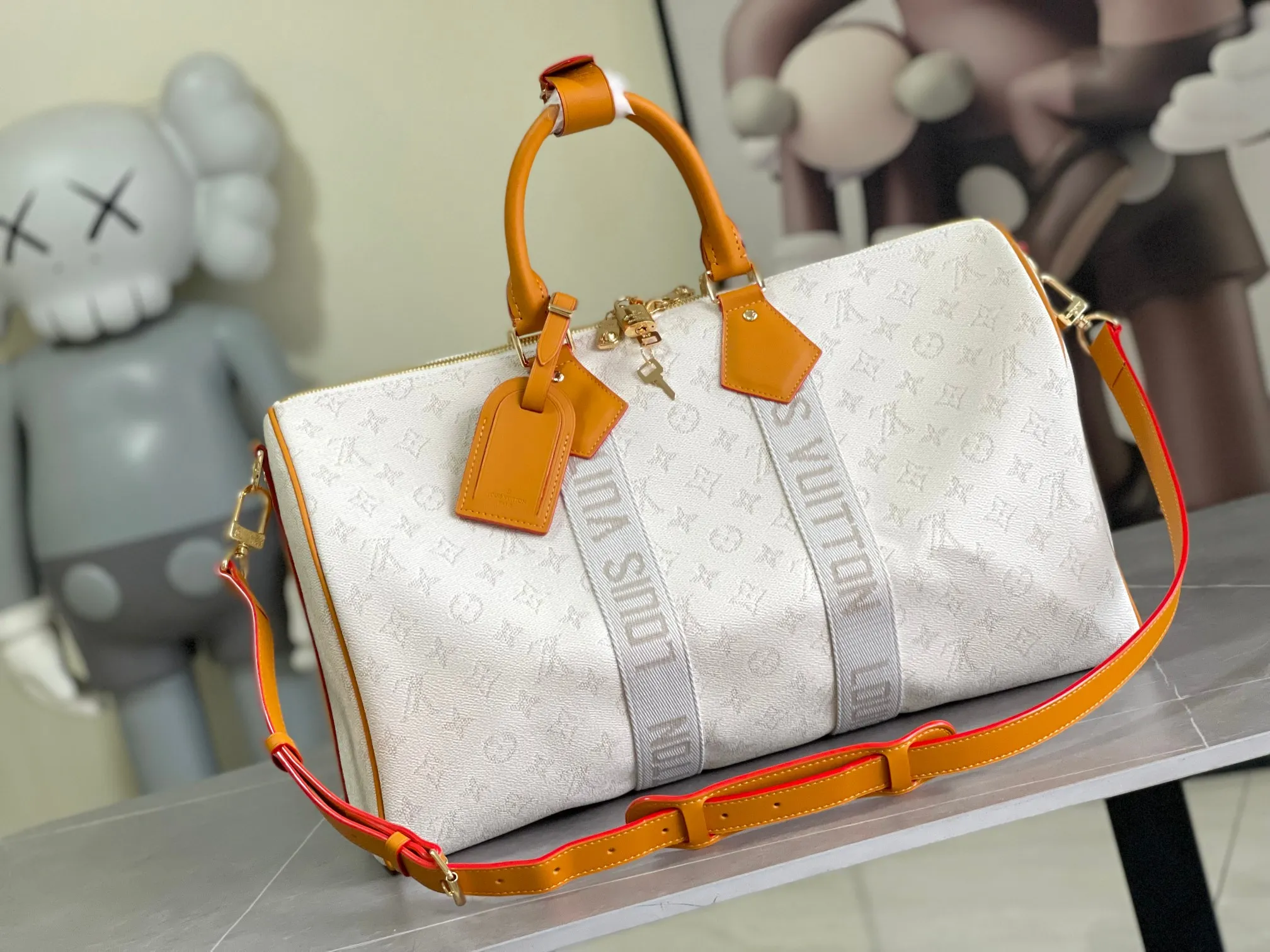 💰1180 Top Original Transcoding Chip This M14838 white Keepall Bandouliere 45 travel bag is made of Monogram Heritage coated canvas, conveying the cruise travel style with a gorgeous style. The restrained color scheme and distressed hardware exude sophistication, while the soft cowhide leather details highlight the brand's craftsmanship. The top handle and removable and adjustable shoulder strap allow for a variety of carrying options. 45x27x20 cm (Length x Height x Width) Monogram Heritage coated canvas Cow leather trim