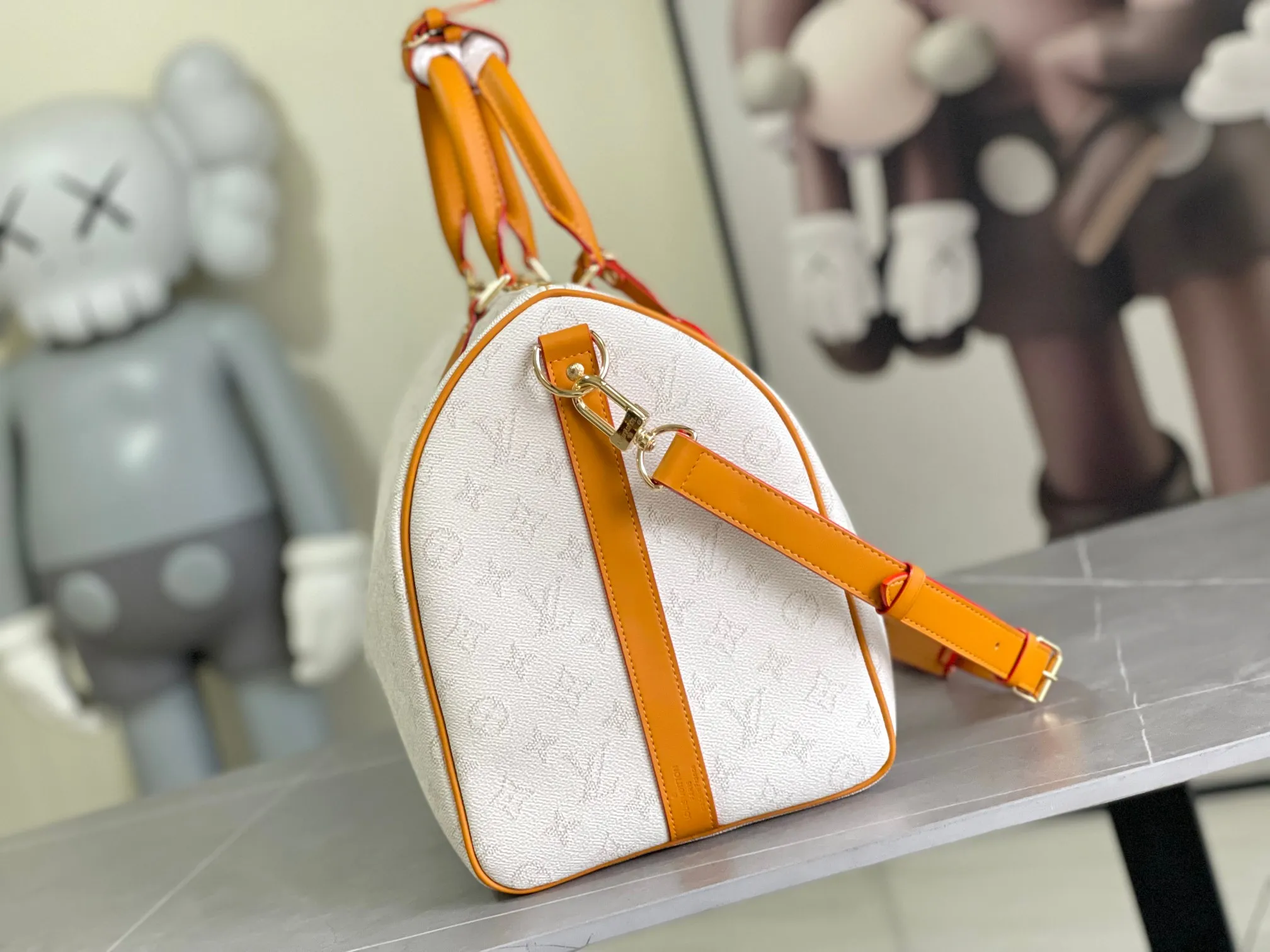 💰1180 Top Original Transcoding Chip This M14838 white Keepall Bandouliere 45 travel bag is made of Monogram Heritage coated canvas, conveying the cruise travel style with a gorgeous style. The restrained color scheme and distressed hardware exude sophistication, while the soft cowhide leather details highlight the brand's craftsmanship. The top handle and removable and adjustable shoulder strap allow for a variety of carrying options. 45x27x20 cm (Length x Height x Width) Monogram Heritage coated canvas Cow leather trim