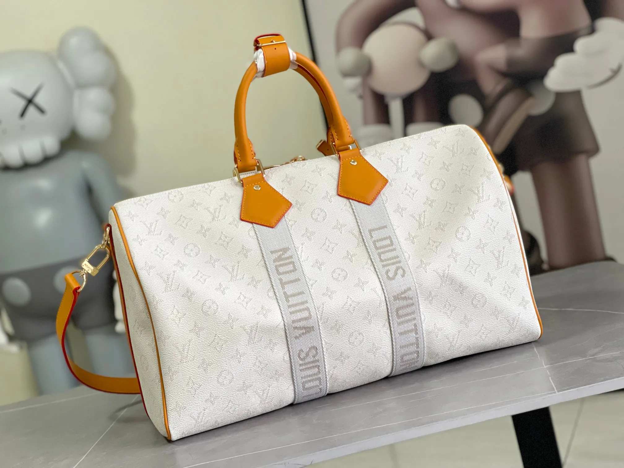 💰1180 Top Original Transcoding Chip This M14838 white Keepall Bandouliere 45 travel bag is made of Monogram Heritage coated canvas, conveying the cruise travel style with a gorgeous style. The restrained color scheme and distressed hardware exude sophistication, while the soft cowhide leather details highlight the brand's craftsmanship. The top handle and removable and adjustable shoulder strap allow for a variety of carrying options. 45x27x20 cm (Length x Height x Width) Monogram Heritage coated canvas Cow leather trim