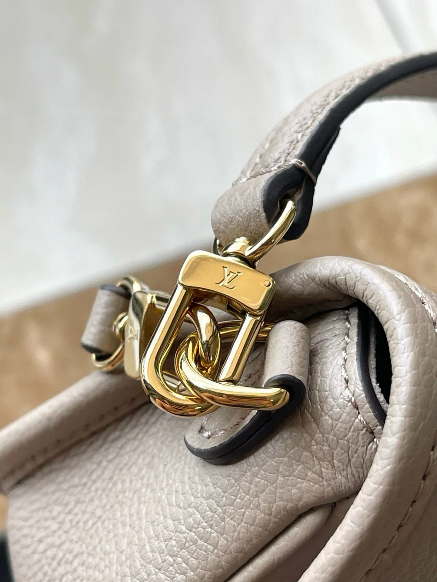 💰820 (top layer leather) top original single M83300 apricot color This Nano Diane handbag condenses the classic configuration of the Diane handbag and renders dual-tone Monogram Empreinte leather. The rounded flap, sophisticated piping and belt-style magnetic closure showcase the original's signature details, while the detachable handle and removable and adjustable shoulder strap allow for a variety of carrying options. Size: 19×10.5×6cm