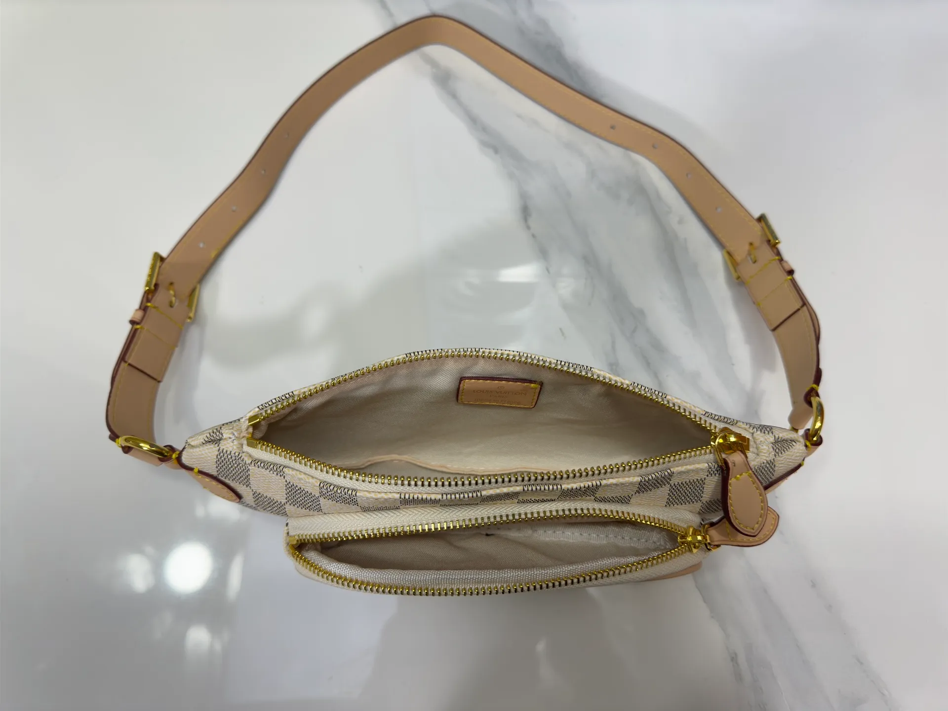 P220 upgraded original M14806 M00230 combines classic elements with new styles - checkerboard elements appear on dish-shaped waist bags and small square hand bags, which are both recognizable and fresh. Size 28-13-3