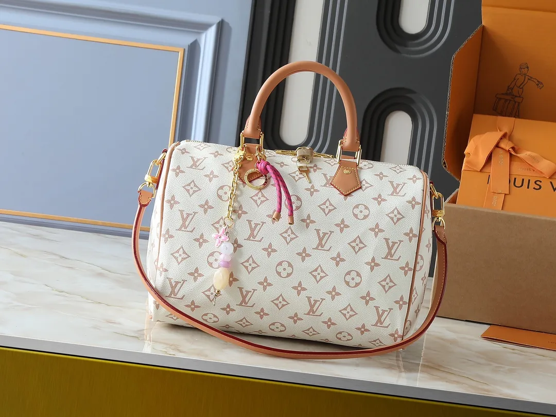 💰260💰Upgraded from the original M15108 M40391. This Speedy Soft 30 Lucky handbag is made of Monogram Dune canvas and trimmed with VVN leather. It is decorated with jewel-like decoration, contrasting lining, rope knots and dazzling metal parts to highlight the exquisite details. The ample structure can easily accommodate a tablet computer and daily needs. Dimensions: 30.0 x 21.0 x 17.0 cm (length x height x width)