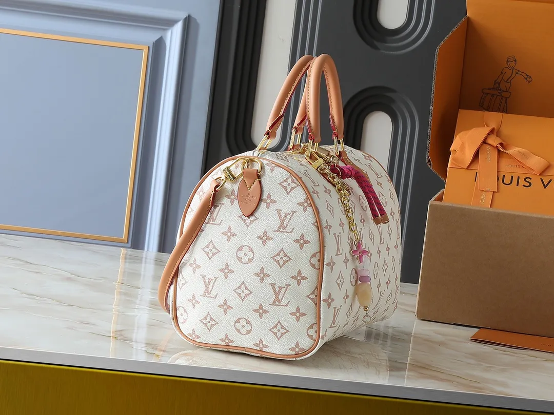 💰260💰Upgraded from the original M15108 M40391. This Speedy Soft 30 Lucky handbag is made of Monogram Dune canvas and trimmed with VVN leather. It is decorated with jewel-like decoration, contrasting lining, rope knots and dazzling metal parts to highlight the exquisite details. The ample structure can easily accommodate a tablet computer and daily needs. Dimensions: 30.0 x 21.0 x 17.0 cm (length x height x width)