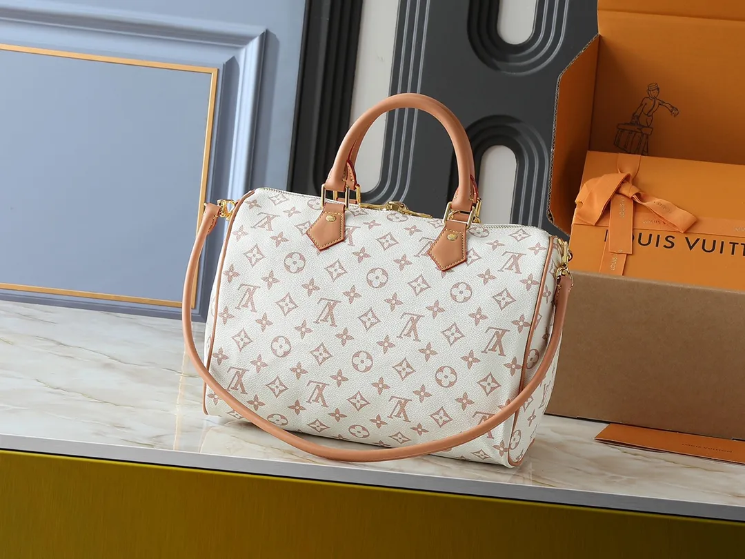 💰260💰Upgraded from the original M15108 M40391. This Speedy Soft 30 Lucky handbag is made of Monogram Dune canvas and trimmed with VVN leather. It is decorated with jewel-like decoration, contrasting lining, rope knots and dazzling metal parts to highlight the exquisite details. The ample structure can easily accommodate a tablet computer and daily needs. Dimensions: 30.0 x 21.0 x 17.0 cm (length x height x width)