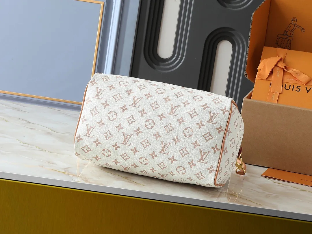 💰260💰Upgraded from the original M15108 M40391. This Speedy Soft 30 Lucky handbag is made of Monogram Dune canvas and trimmed with VVN leather. It is decorated with jewel-like decoration, contrasting lining, rope knots and dazzling metal parts to highlight the exquisite details. The ample structure can easily accommodate a tablet computer and daily needs. Dimensions: 30.0 x 21.0 x 17.0 cm (length x height x width)