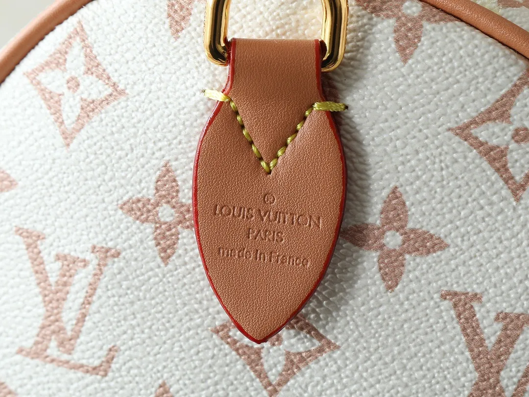 💰260💰Upgraded from the original M15108 M40391. This Speedy Soft 30 Lucky handbag is made of Monogram Dune canvas and trimmed with VVN leather. It is decorated with jewel-like decoration, contrasting lining, rope knots and dazzling metal parts to highlight the exquisite details. The ample structure can easily accommodate a tablet computer and daily needs. Dimensions: 30.0 x 21.0 x 17.0 cm (length x height x width)