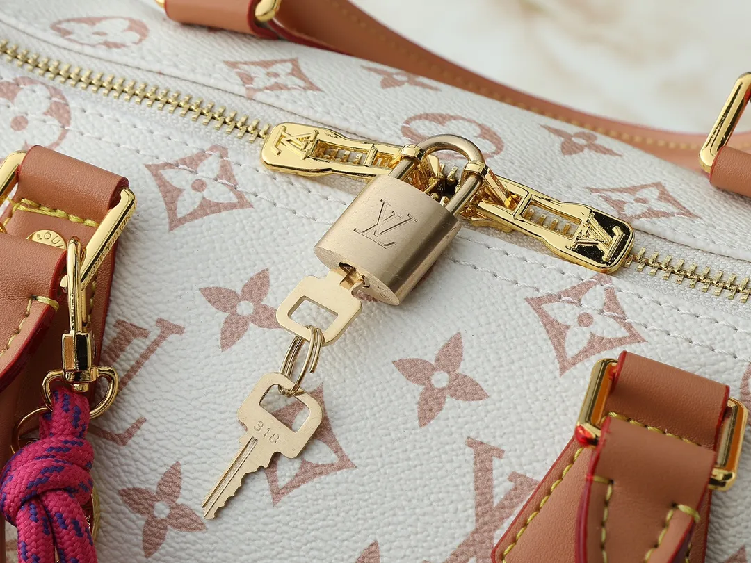 💰260💰Upgraded from the original M15108 M40391. This Speedy Soft 30 Lucky handbag is made of Monogram Dune canvas and trimmed with VVN leather. It is decorated with jewel-like decoration, contrasting lining, rope knots and dazzling metal parts to highlight the exquisite details. The ample structure can easily accommodate a tablet computer and daily needs. Dimensions: 30.0 x 21.0 x 17.0 cm (length x height x width)