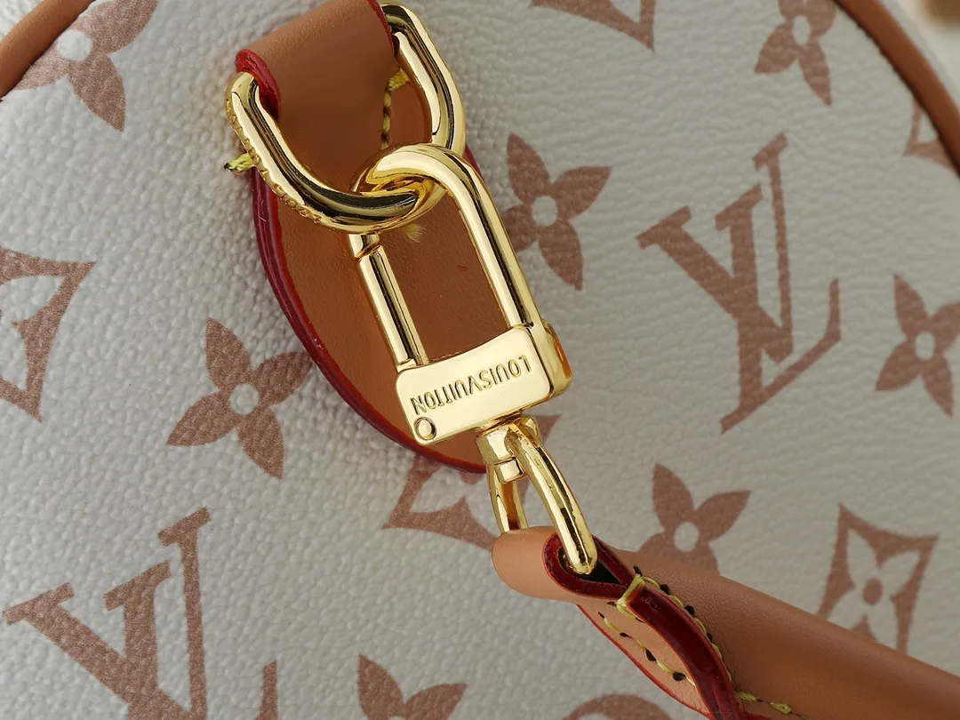 💰260💰Upgraded from the original M15108 M40391. This Speedy Soft 30 Lucky handbag is made of Monogram Dune canvas and trimmed with VVN leather. It is decorated with jewel-like decoration, contrasting lining, rope knots and dazzling metal parts to highlight the exquisite details. The ample structure can easily accommodate a tablet computer and daily needs. Dimensions: 30.0 x 21.0 x 17.0 cm (length x height x width)
