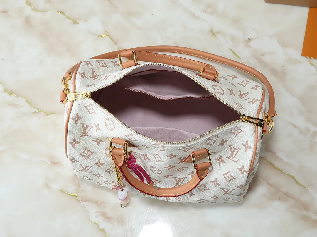 💰260💰Upgraded from the original M15108 M40391. This Speedy Soft 30 Lucky handbag is made of Monogram Dune canvas and trimmed with VVN leather. It is decorated with jewel-like decoration, contrasting lining, rope knots and dazzling metal parts to highlight the exquisite details. The ample structure can easily accommodate a tablet computer and daily needs. Dimensions: 30.0 x 21.0 x 17.0 cm (length x height x width)