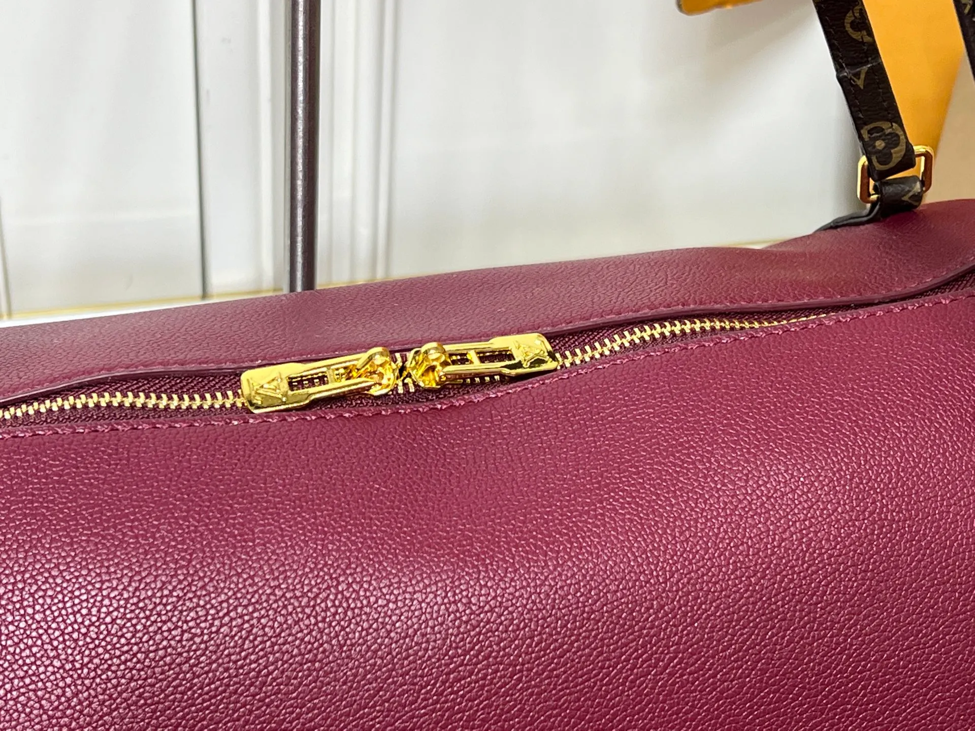 Batch 280💰Upgraded original M26037 M26451 M26359 M26397 M26358 M26039 M26905 M26360 M13668 M13667 This season's Express medium handbag is specially crafted for modern women. This iconic design features a calfskin body with Monogram canvas trim. The Monogram jacquard lining pays homage to the brand's long heritage, making it a perfect choice for urban life and can be worn in various ways. The key bag and padlock are the finishing touches, adding subtle details to the overall design. Dimensions: 36 x 24 x 18.5 (cm) ((length x height x width)