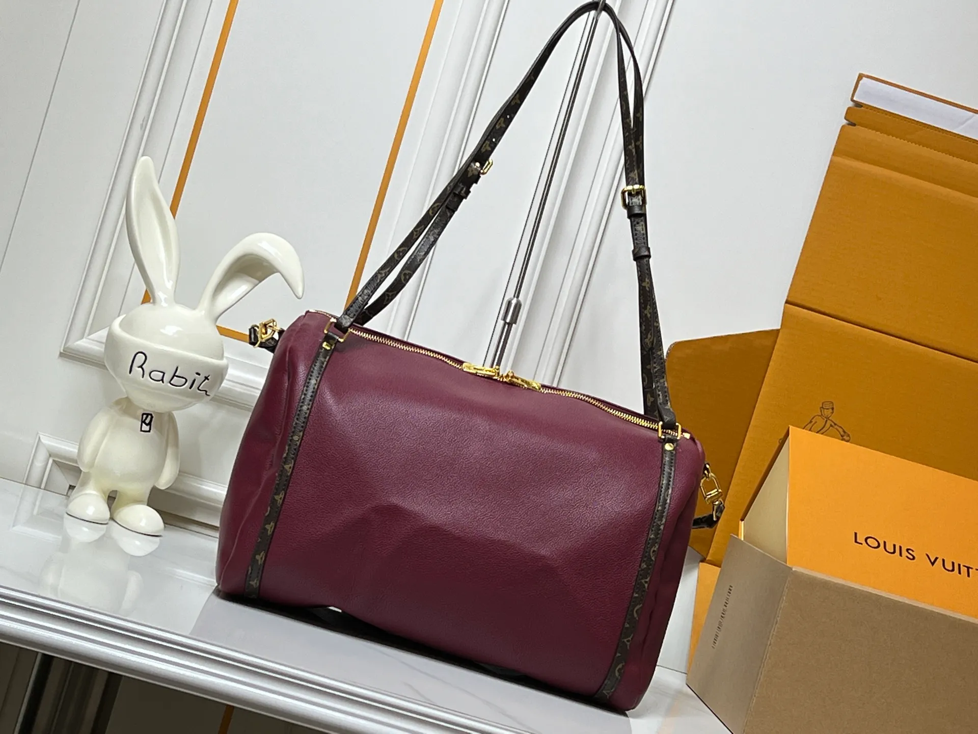 Batch 280💰Upgraded original M26037 M26451 M26359 M26397 M26358 M26039 M26905 M26360 M13668 M13667 This season's Express medium handbag is specially crafted for modern women. This iconic design features a calfskin body with Monogram canvas trim. The Monogram jacquard lining pays homage to the brand's long heritage, making it a perfect choice for urban life and can be worn in various ways. The key bag and padlock are the finishing touches, adding subtle details to the overall design. Dimensions: 36 x 24 x 18.5 (cm) ((length x height x width)