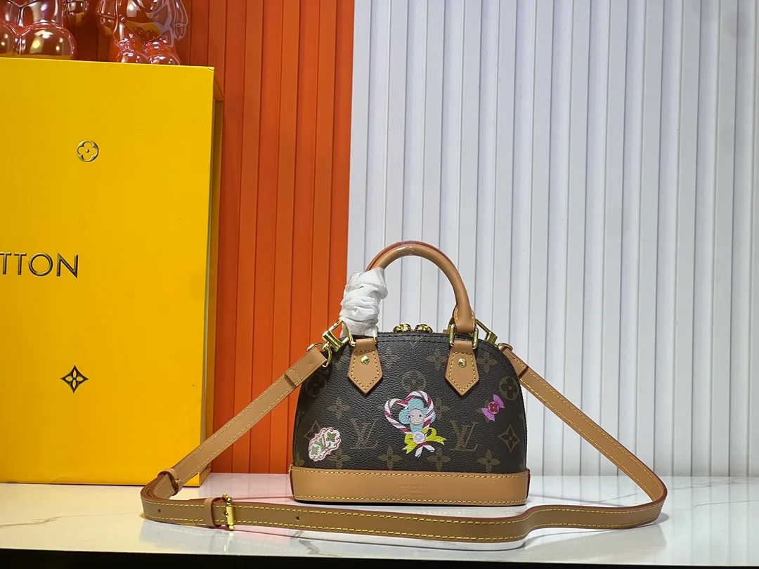 Batch 240💰Upgraded original version [Alma Nano shell handbag] M82717 Presbyopia (discolored leather) mini shell bag series New launch Nano Alma handbag Reproduce the iconic Alma bag's Nano Alma in a miniature version. Louis Vuitton's signature Monogram canvas material harmonizes with the natural leather upholstery. Expertly crafted items that combine traditional charm with modern functionality. Opening the double zippers reveals an interior design with surprisingly ample storage space. With two leather handles and an adjustable, removable shoulder strap, it can be styled in a variety of ways. Dimensions: 19 x 13 x 9 cm