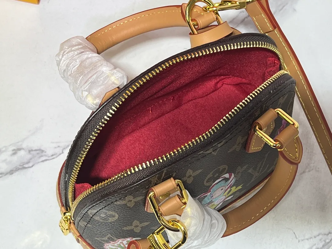 Batch 240💰Upgraded original version [Alma Nano shell handbag] M82717 Presbyopia (discolored leather) mini shell bag series New launch Nano Alma handbag Reproduce the iconic Alma bag's Nano Alma in a miniature version. Louis Vuitton's signature Monogram canvas material harmonizes with the natural leather upholstery. Expertly crafted items that combine traditional charm with modern functionality. Opening the double zippers reveals an interior design with surprisingly ample storage space. With two leather handles and an adjustable, removable shoulder strap, it can be styled in a variety of ways. Dimensions: 19 x 13 x 9 cm
